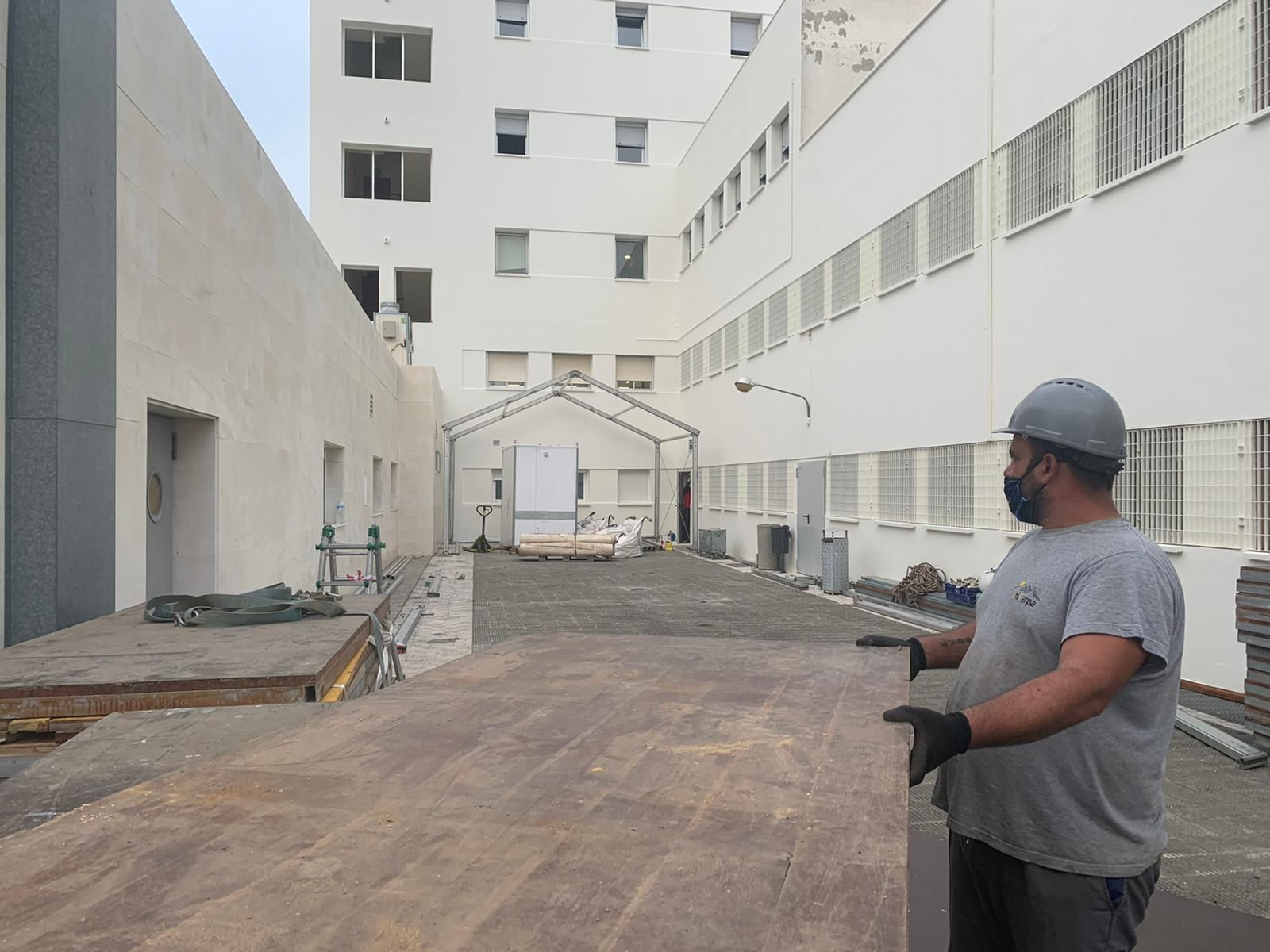 Un operario en la zona en la que se está instalando la ampliación del hospital.