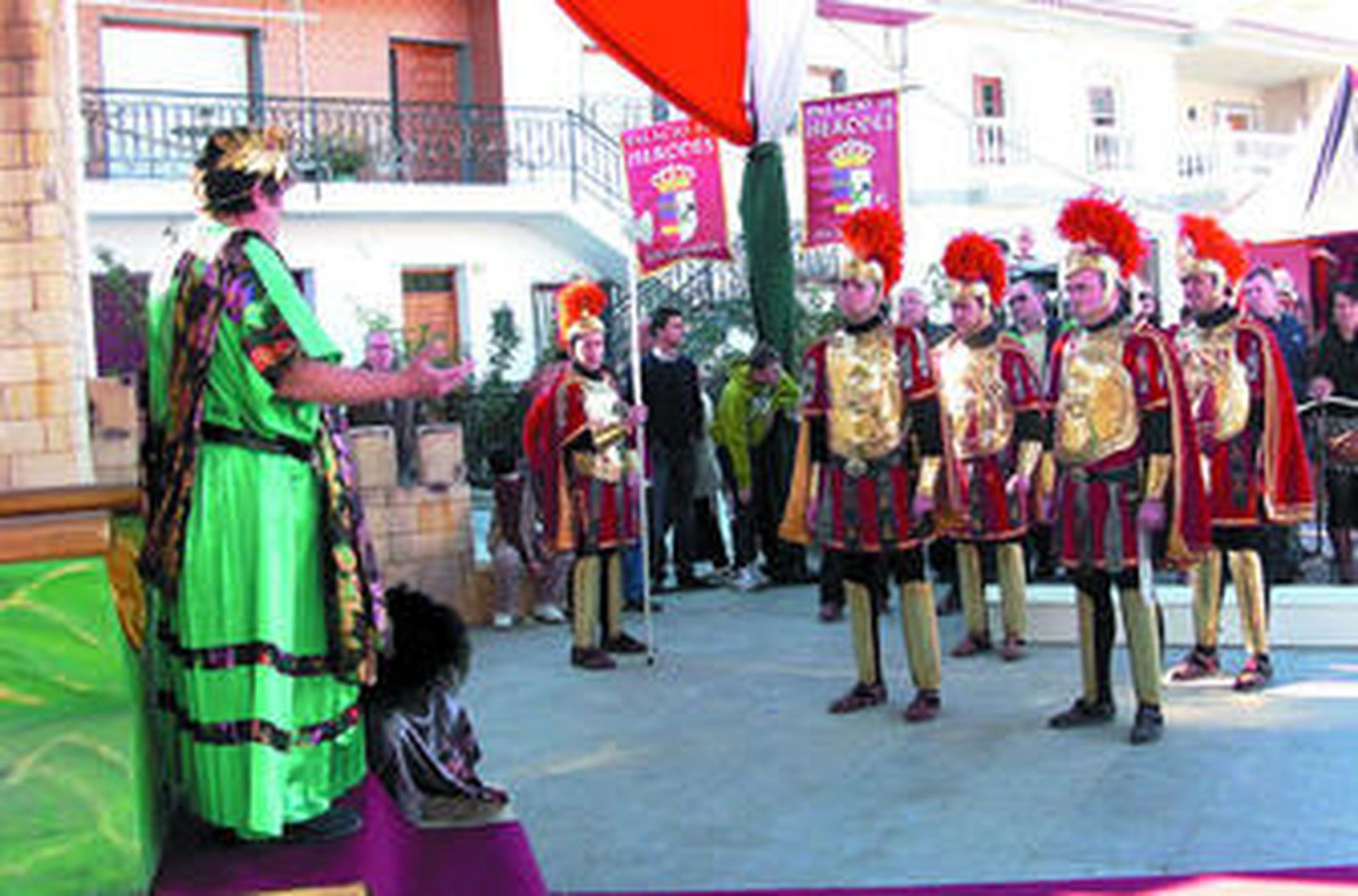 Herodes pide explicaciones a sus centuriones en un momento de la representación.