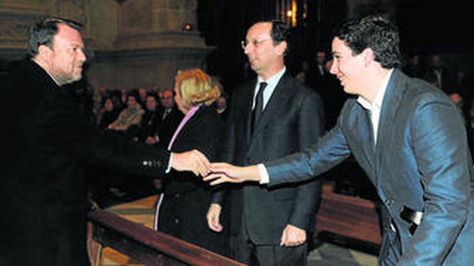 Alberto Jiménez-Becerril, hijo del matrimonio asesinado, saluda a Monteseirín en el acto de homenaje de 2010.