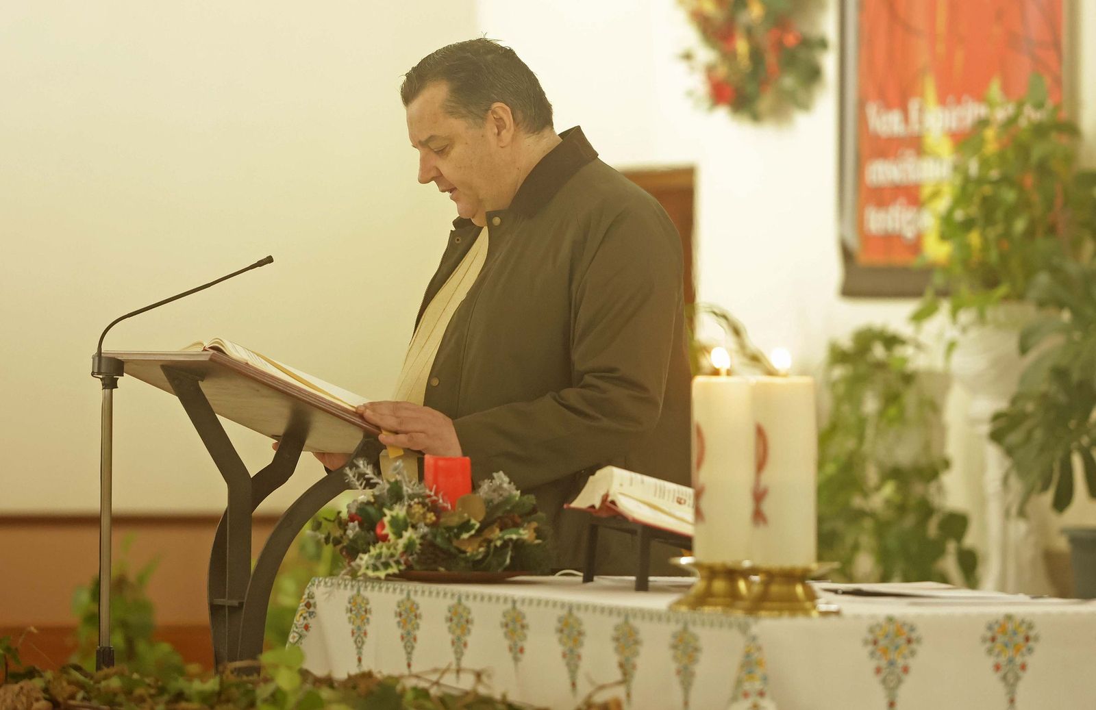 Fotos de la misa conmemorativa de los 50 años de dedicación del padre Pedro a la parroquia y al barrio de La Piñera