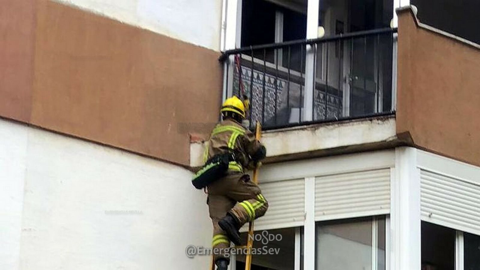Los bomberos tuvieron que subir al piso por el balcón.