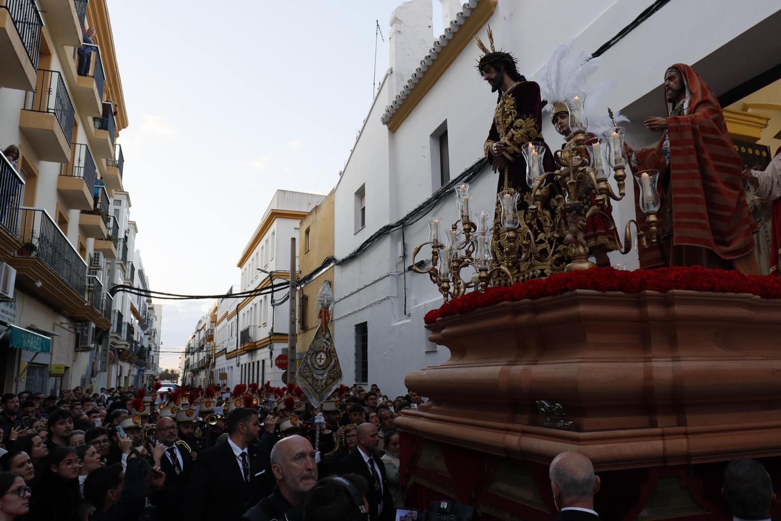 Imágenes de la salida del Amor en la Semana Santa de Chiclana 2025