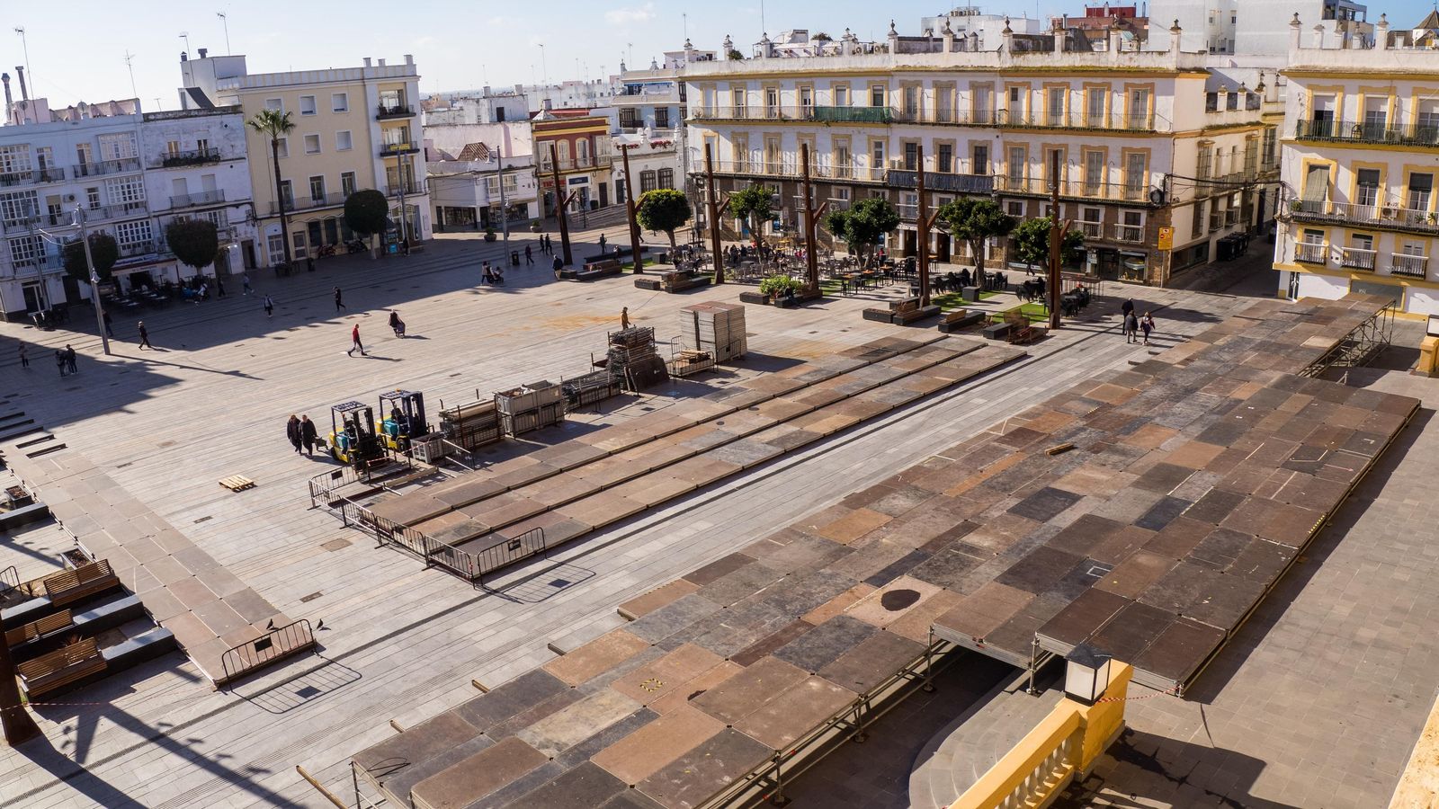 Montaje de la Carrera Oficial de la Semana Santa de San Fernando en la plaza del Rey. Montaje de la Carrera Oficial de la Semana Santa de San Fernando en la plaza del Rey.