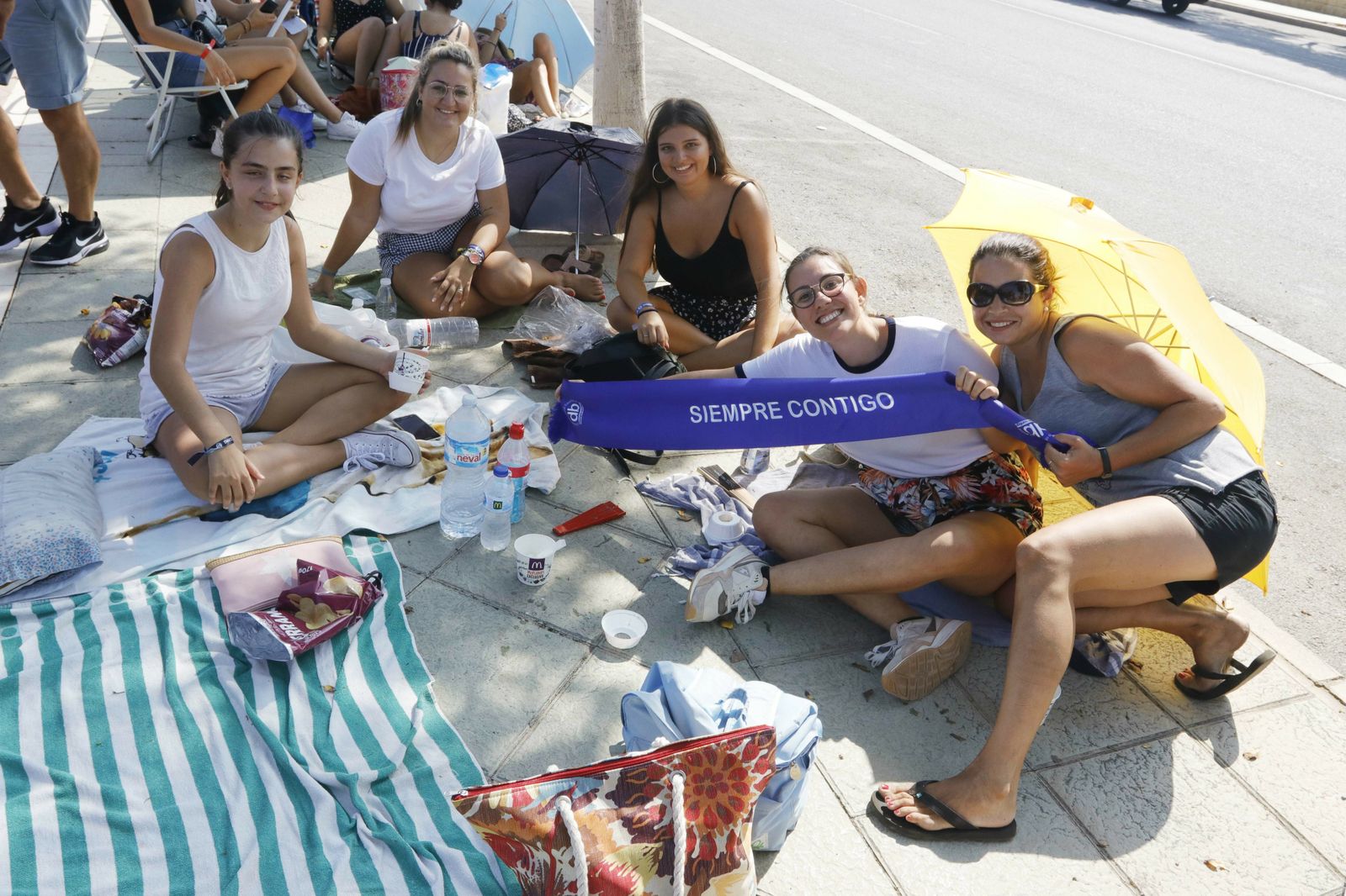 Fotogalería de los fans que esperan en cola para el concierto de David Bisbal