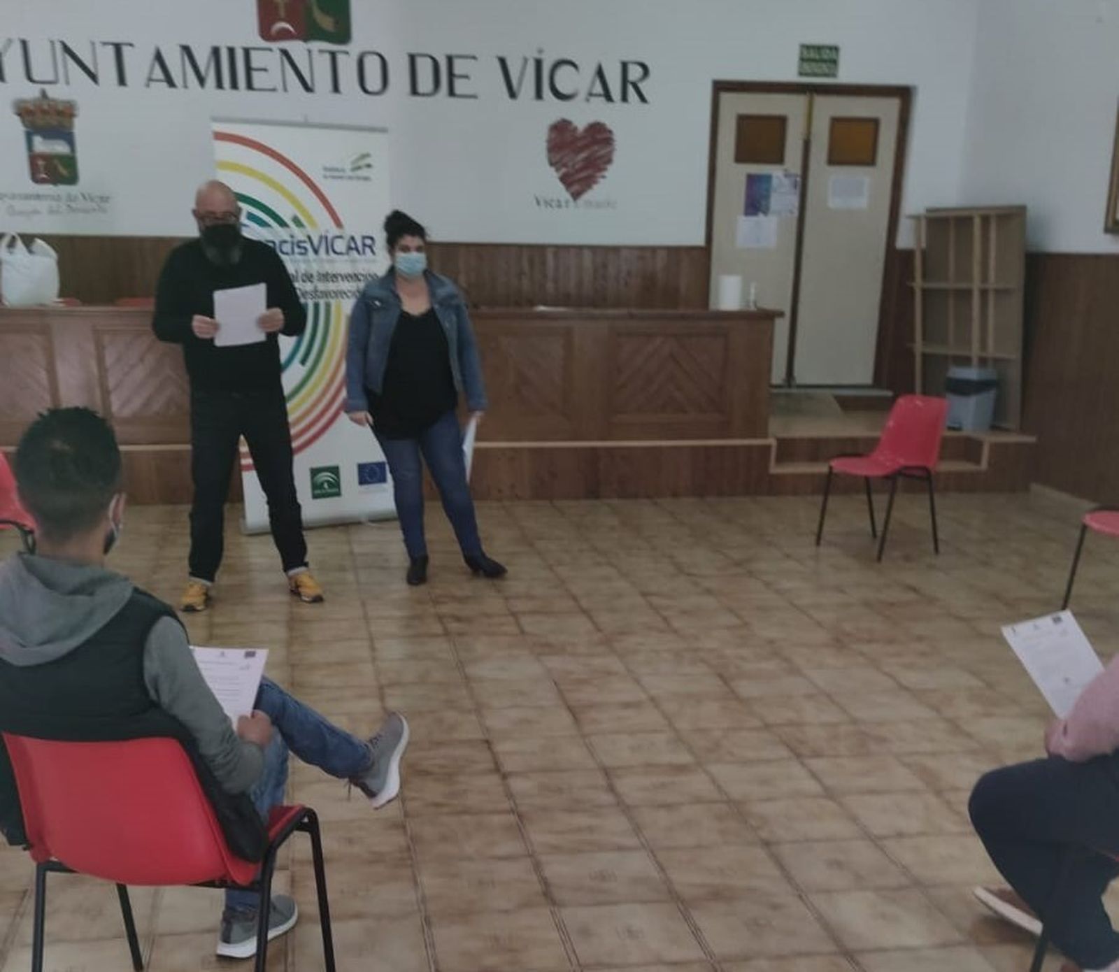 Vícar ayuda a veinte vecinos a encontrar trabajo con un taller de asesoramiento