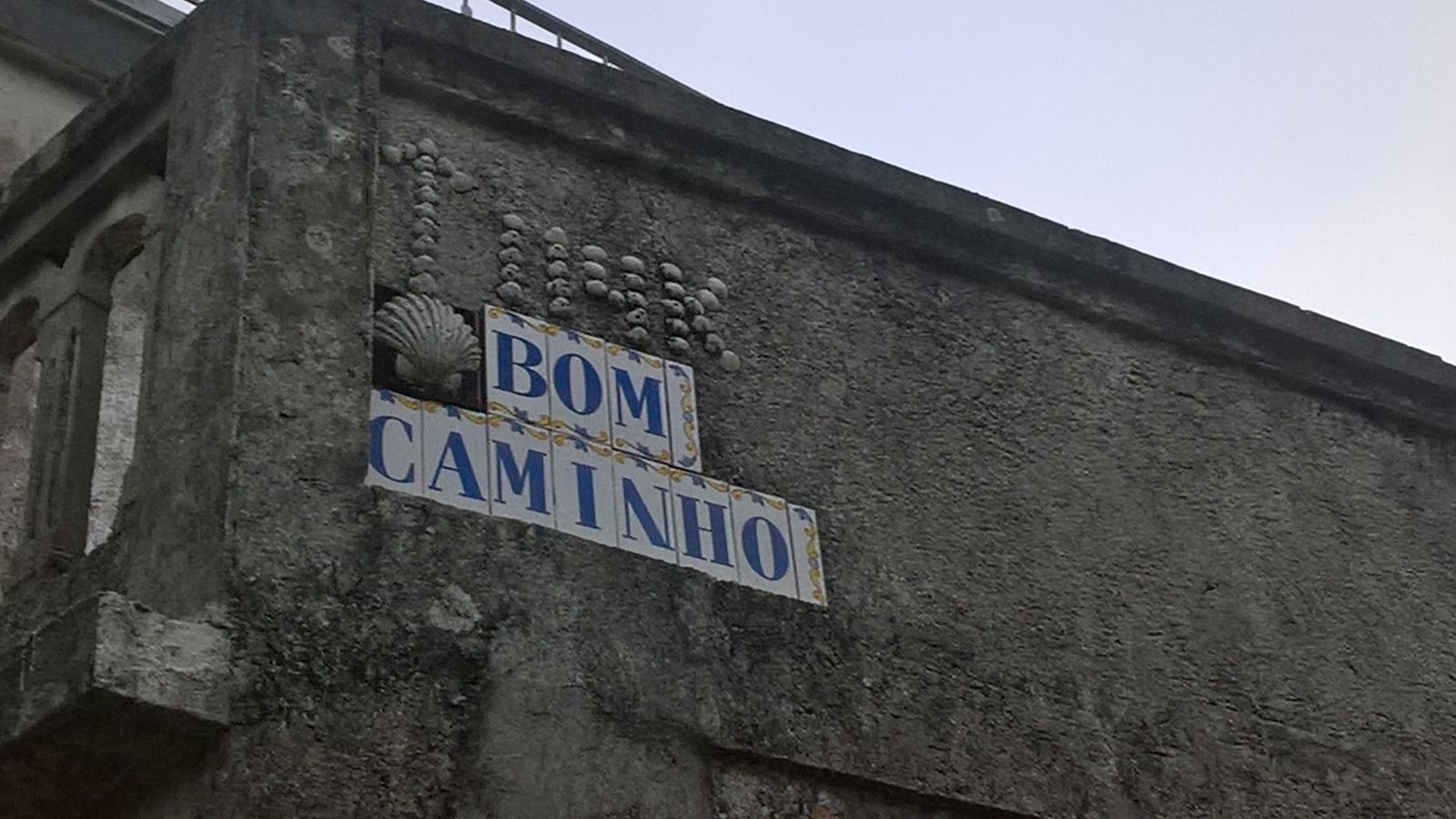 Mensaje de ánimo en una casa a la salida Tui, en el Camino Portugués.