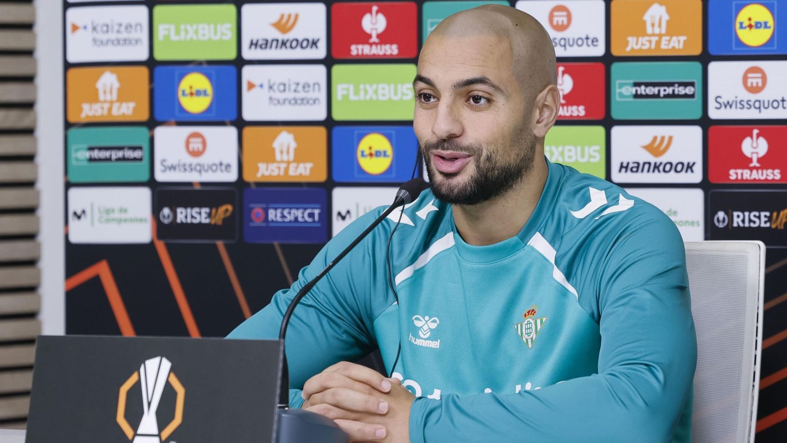 Amrabat, en la rueda de prensa previa al partido ante el Utrecht.