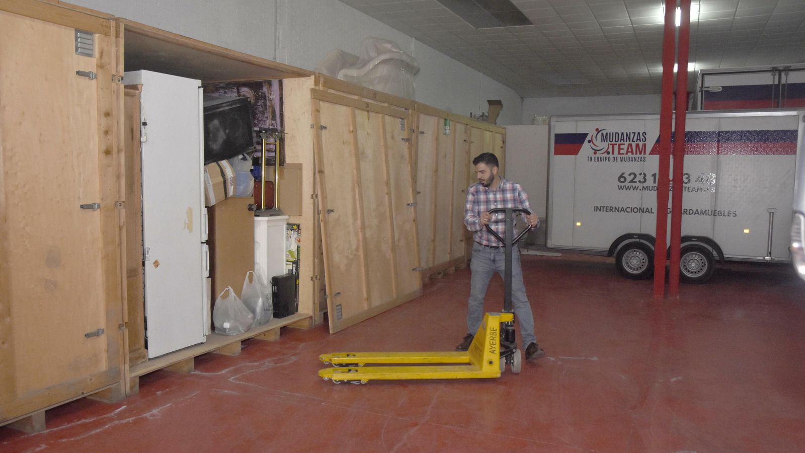 Alberto Luque, en las instalaciones de Mudanzas Team enseña uno de los contenedores en el Polígono de la Torrecilla. Alberto Luque, en las instalaciones de Mudanzas Team enseña uno de los contenedores en el Polígono de la Torrecilla.