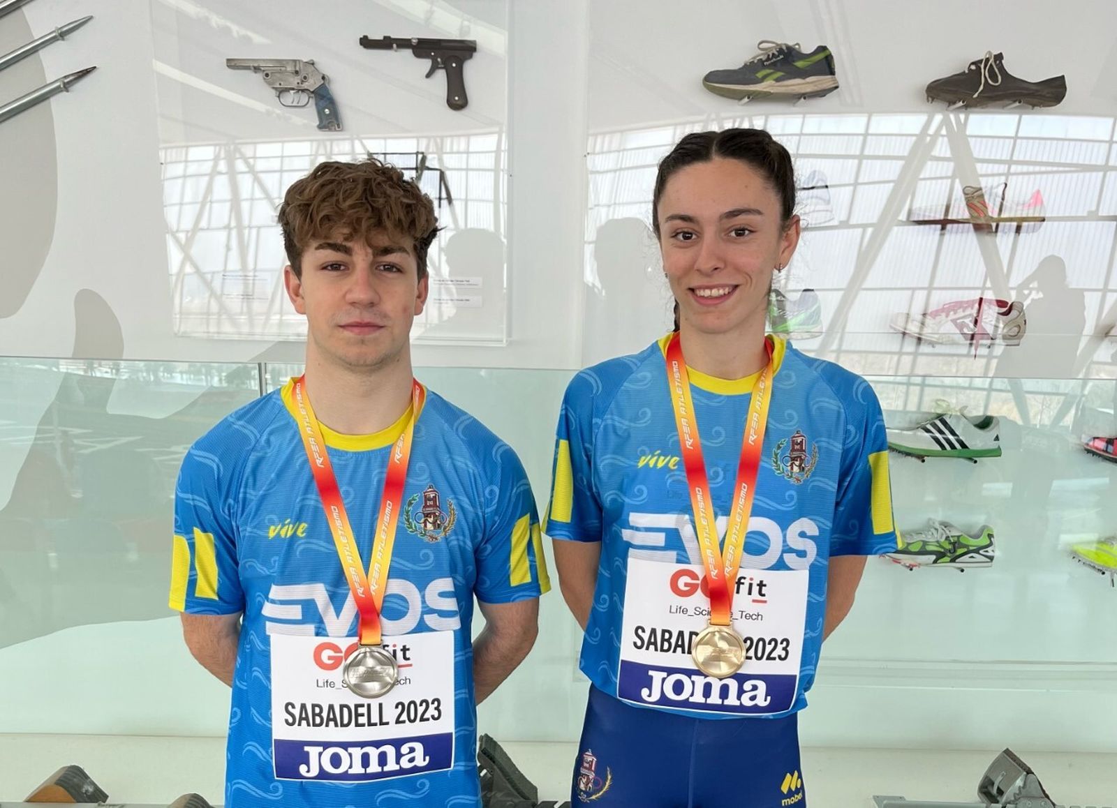 Alejandro Rueda y Ana Prieto, del Bahía, con sus medallas.