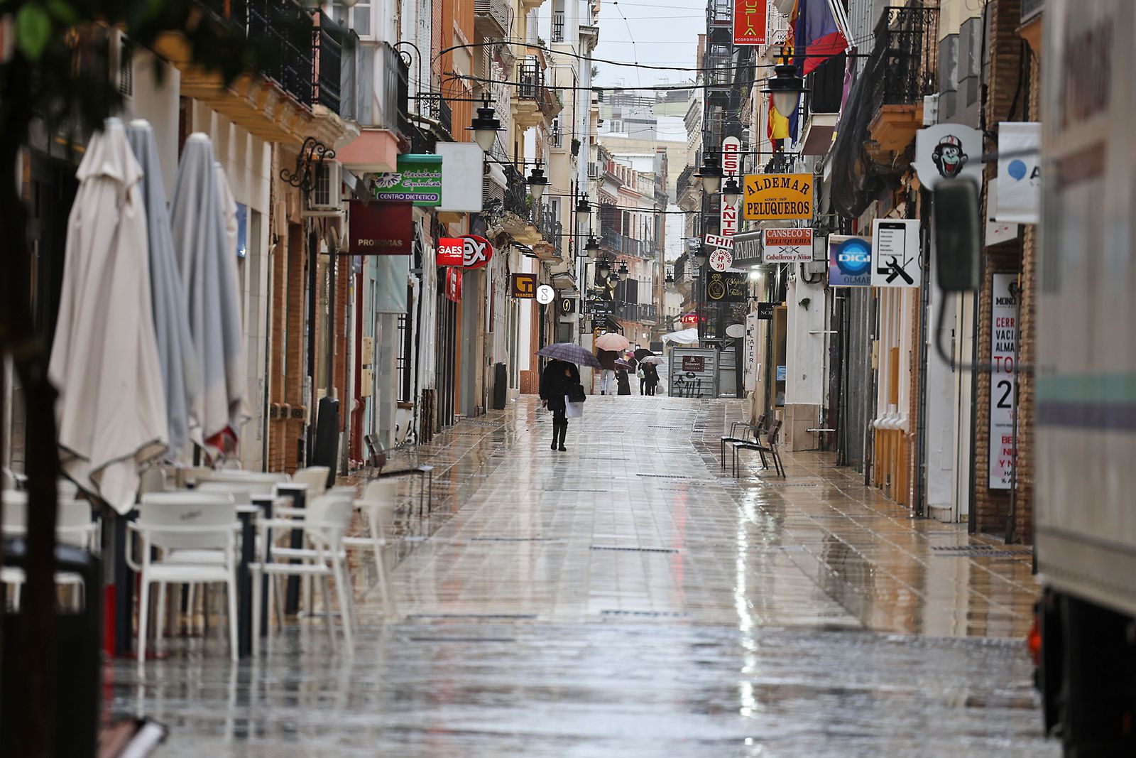 Intensas lluvias y calles desiertas en Huelva por la borrasca Marta