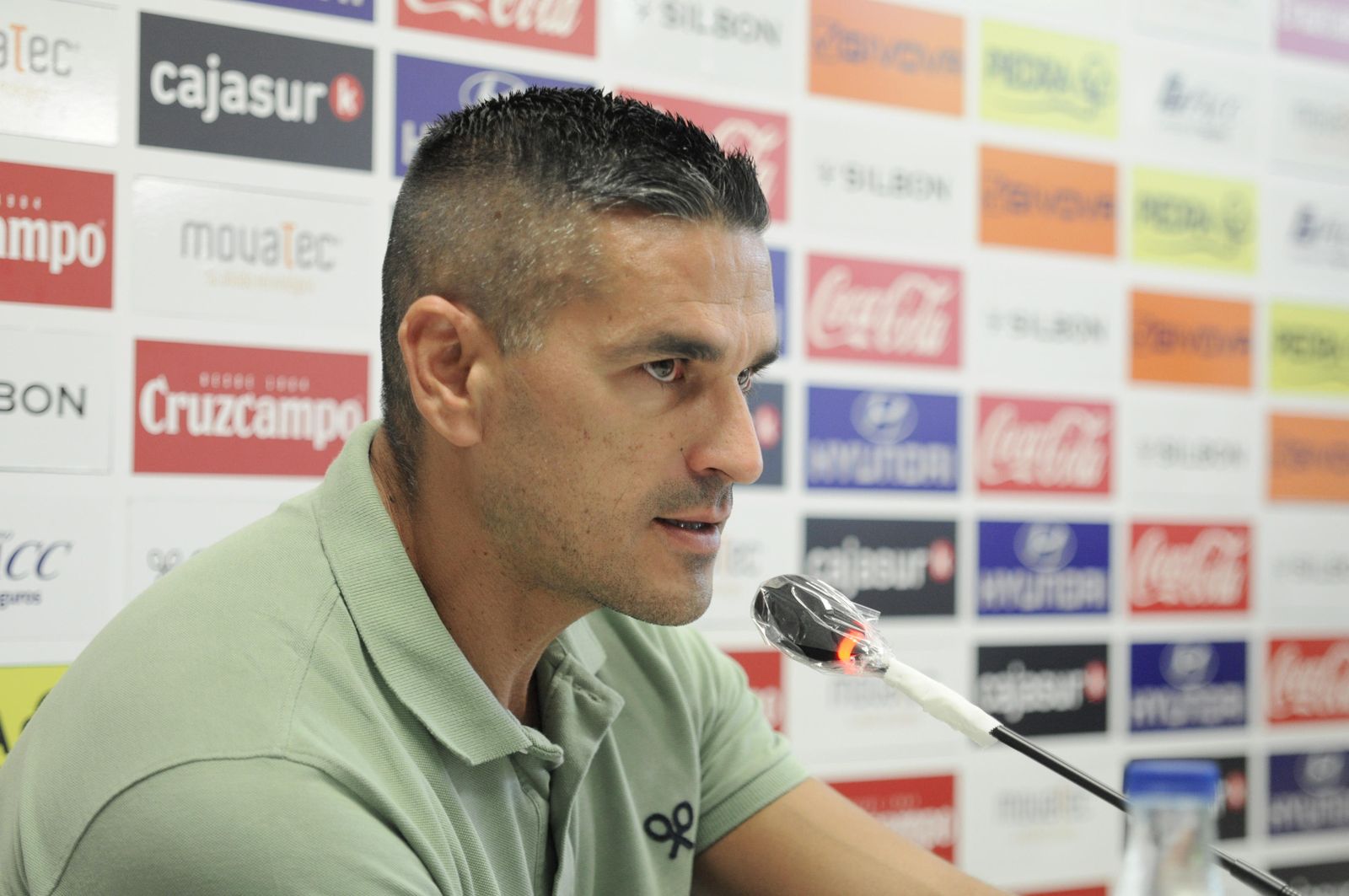 Juanito atiende a los medios de comunicación en la sala de prensa de El Arcángel.