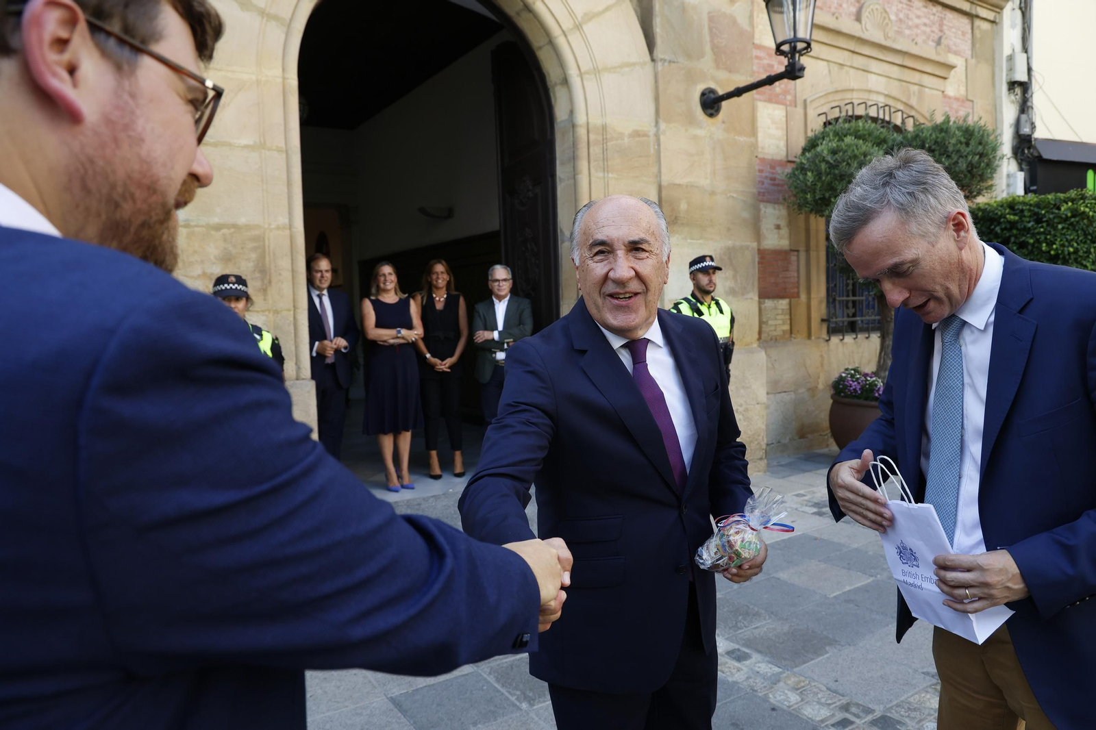 Las fotografías de la visita del embajador británico en España, sir Alex Ellis, al Ayuntamiento de Algeciras