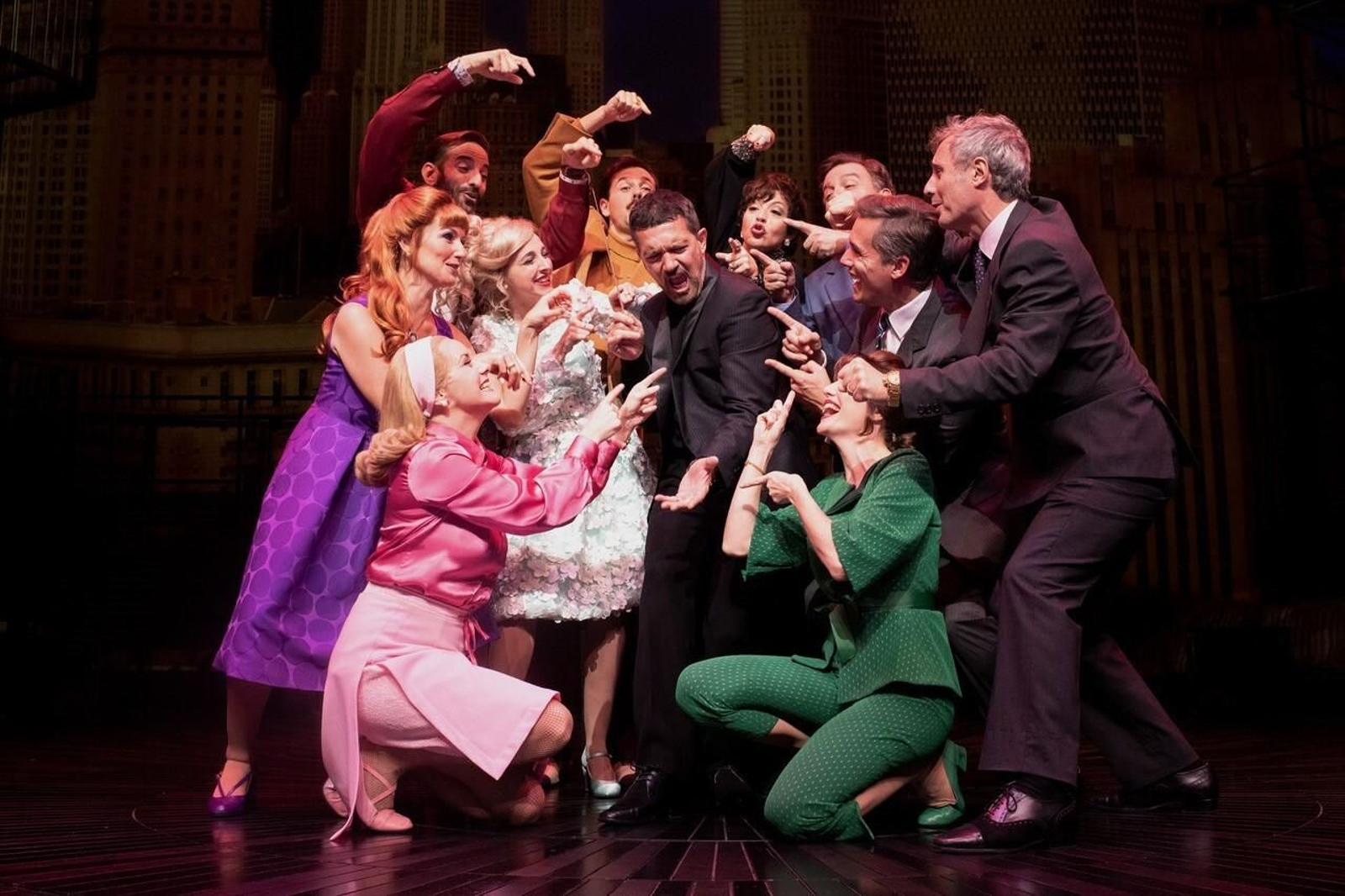 Una de las escenas de 'Company', con Antonio Banderas en el centro.