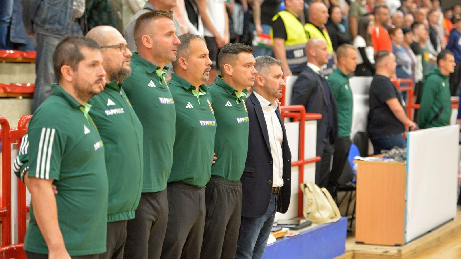 El almeriense escucha el himno nacional de Hungría antes de un encuentro.