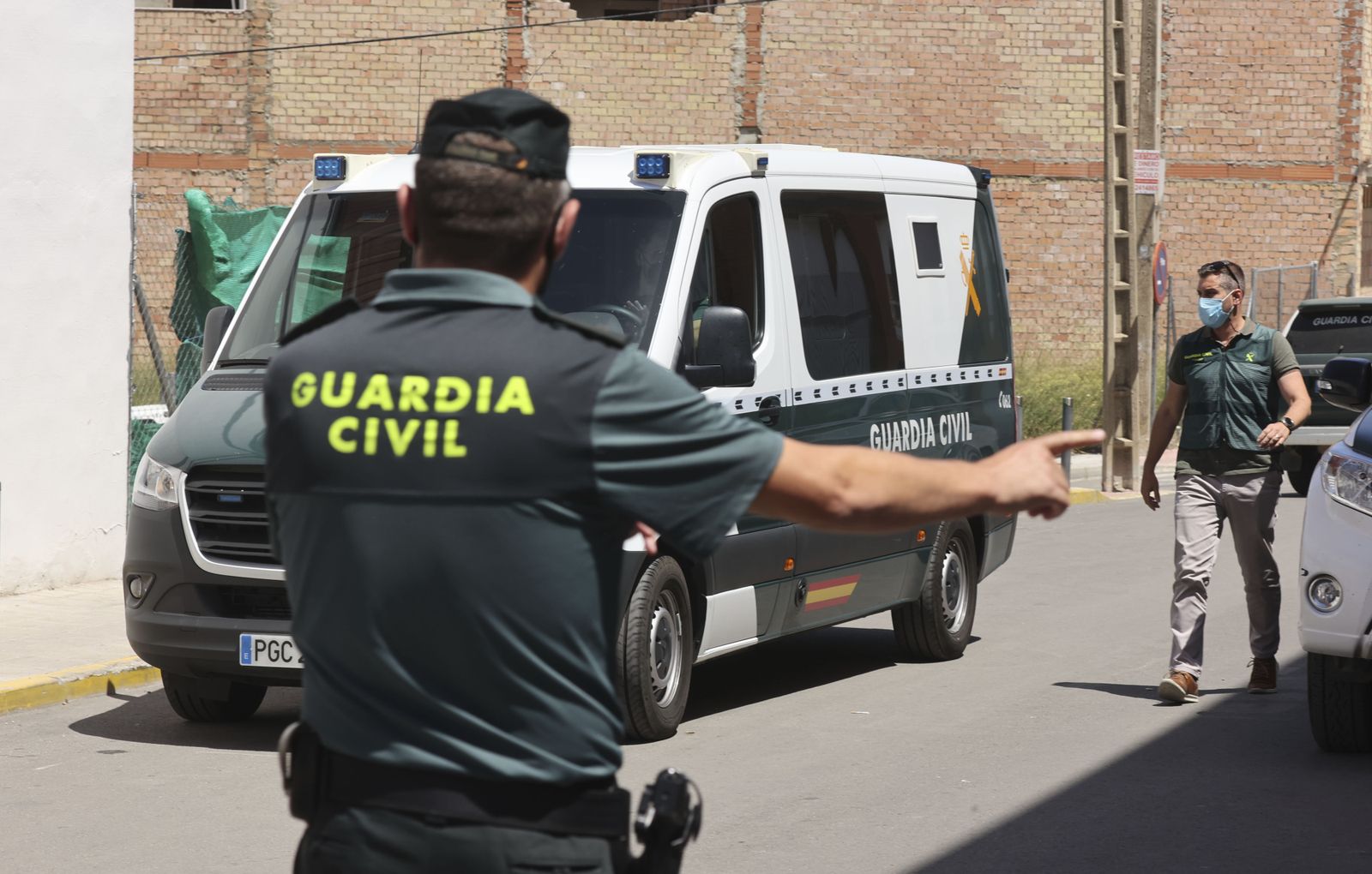 Dos agentes y un furgón de la Guardia Civil, durante el periodo de vigencia de las medidas contra el coronavirus.