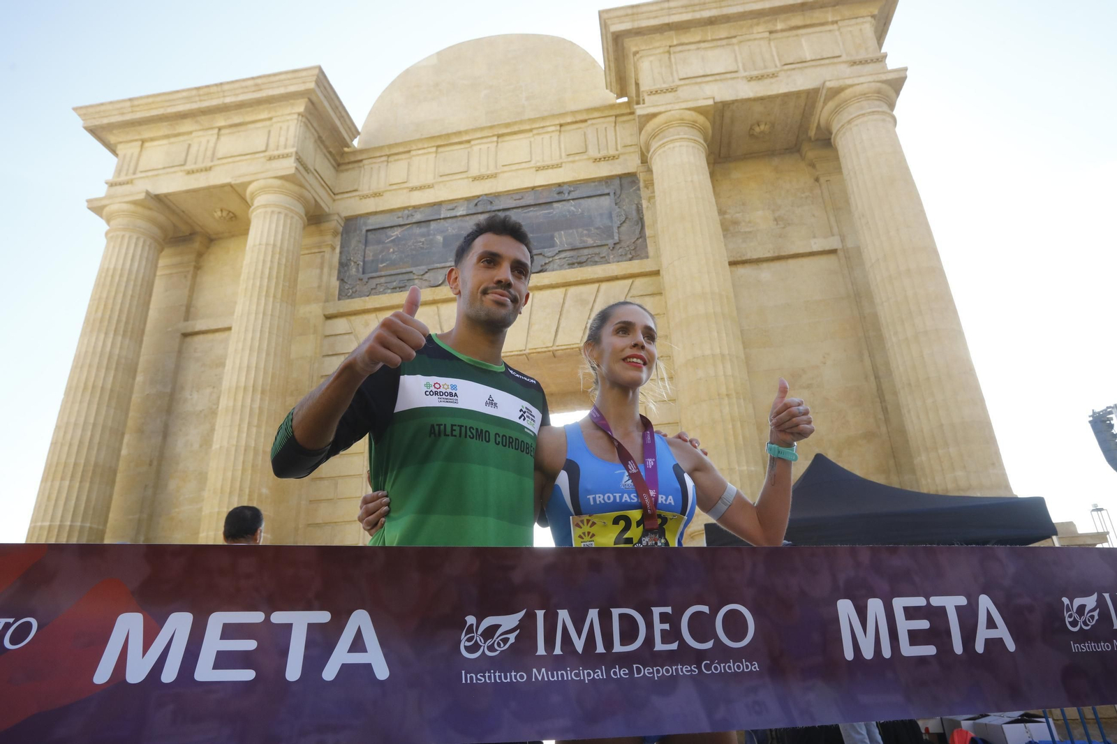 La gloria de cruzar la Puerta del Puente: las fotos de la línea de meta de la Media Maratón de Córdoba 2024