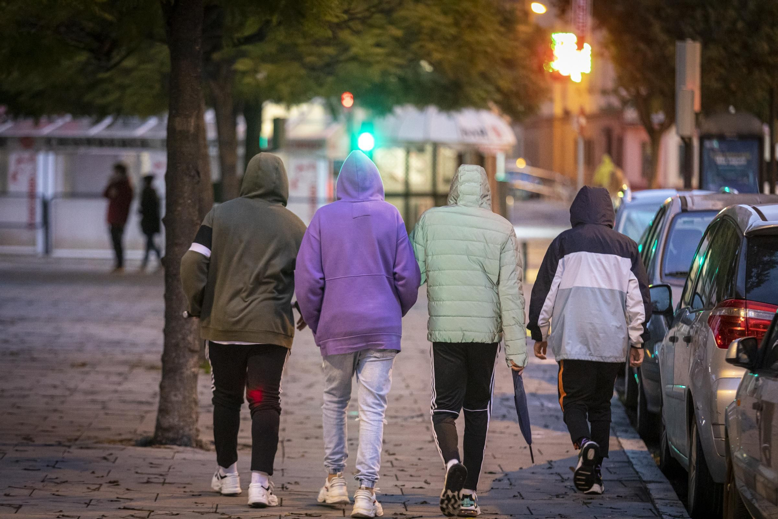 Cuatro jóvenes caminan por una calle de Cádiz.