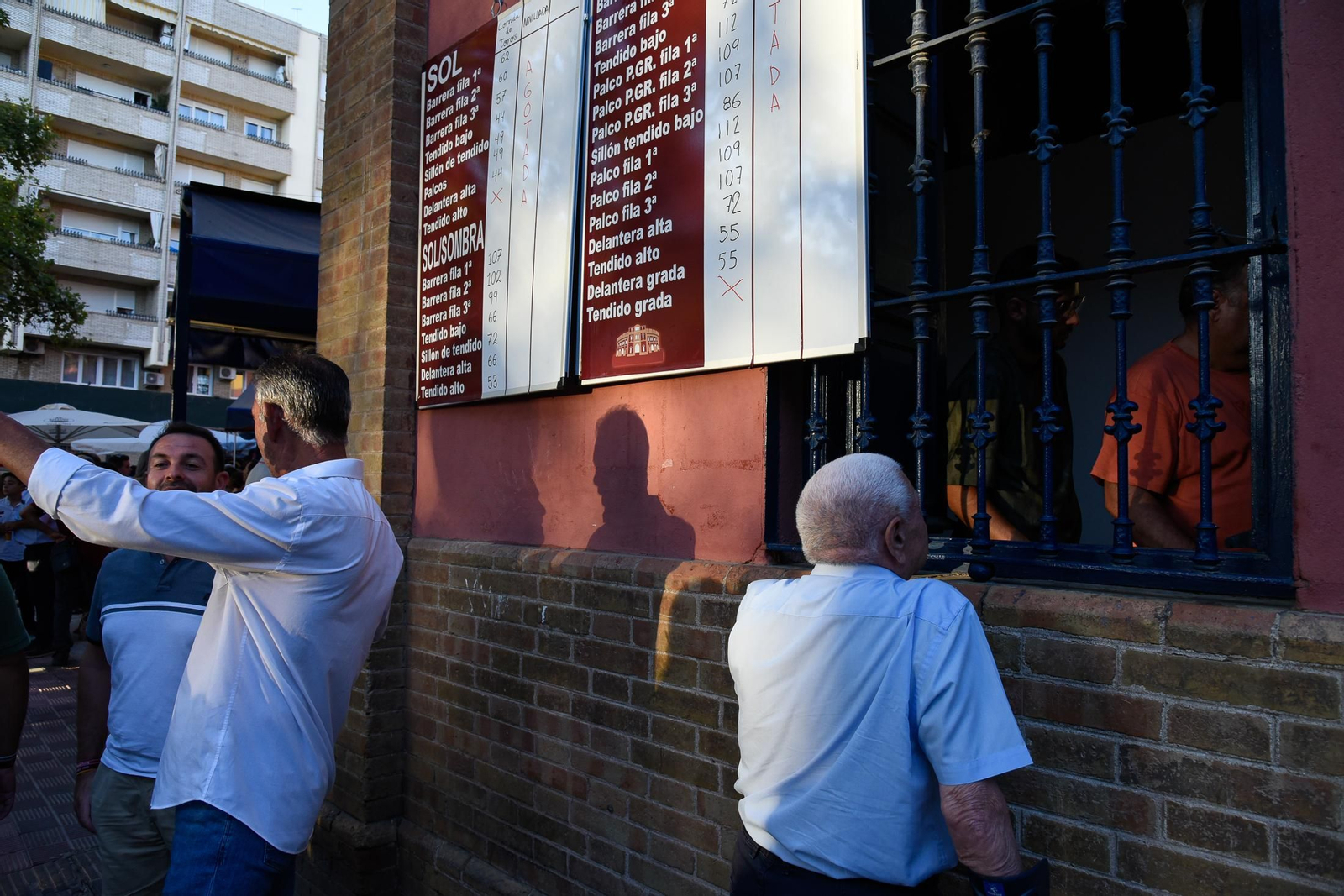 Colombinas 2022: Imágenes del ambiente en la plaza de toros en la novillada del martes
