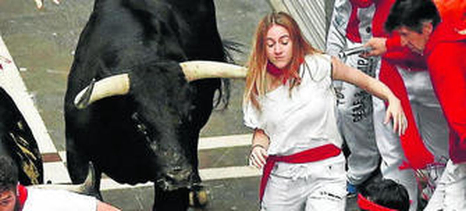 Una corredora pasa apuros entre las calles Mercaderes y Estafeta.