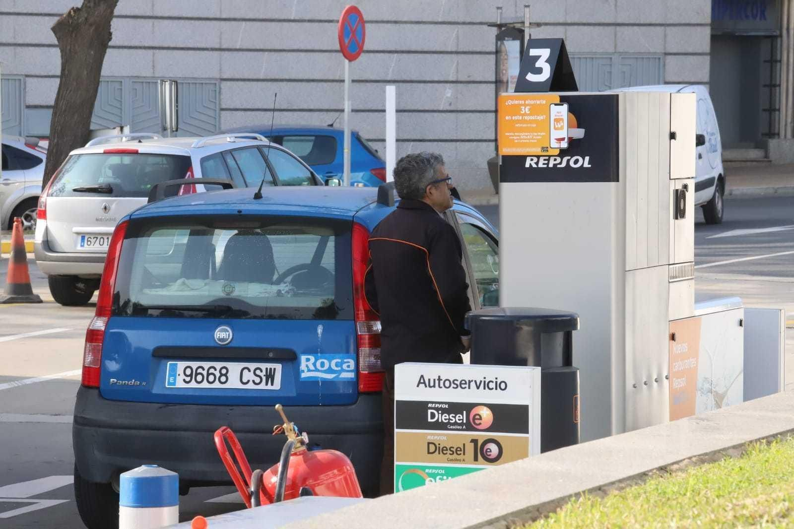 Un vehículo reposta en una gasolinera de la capital onubense.
