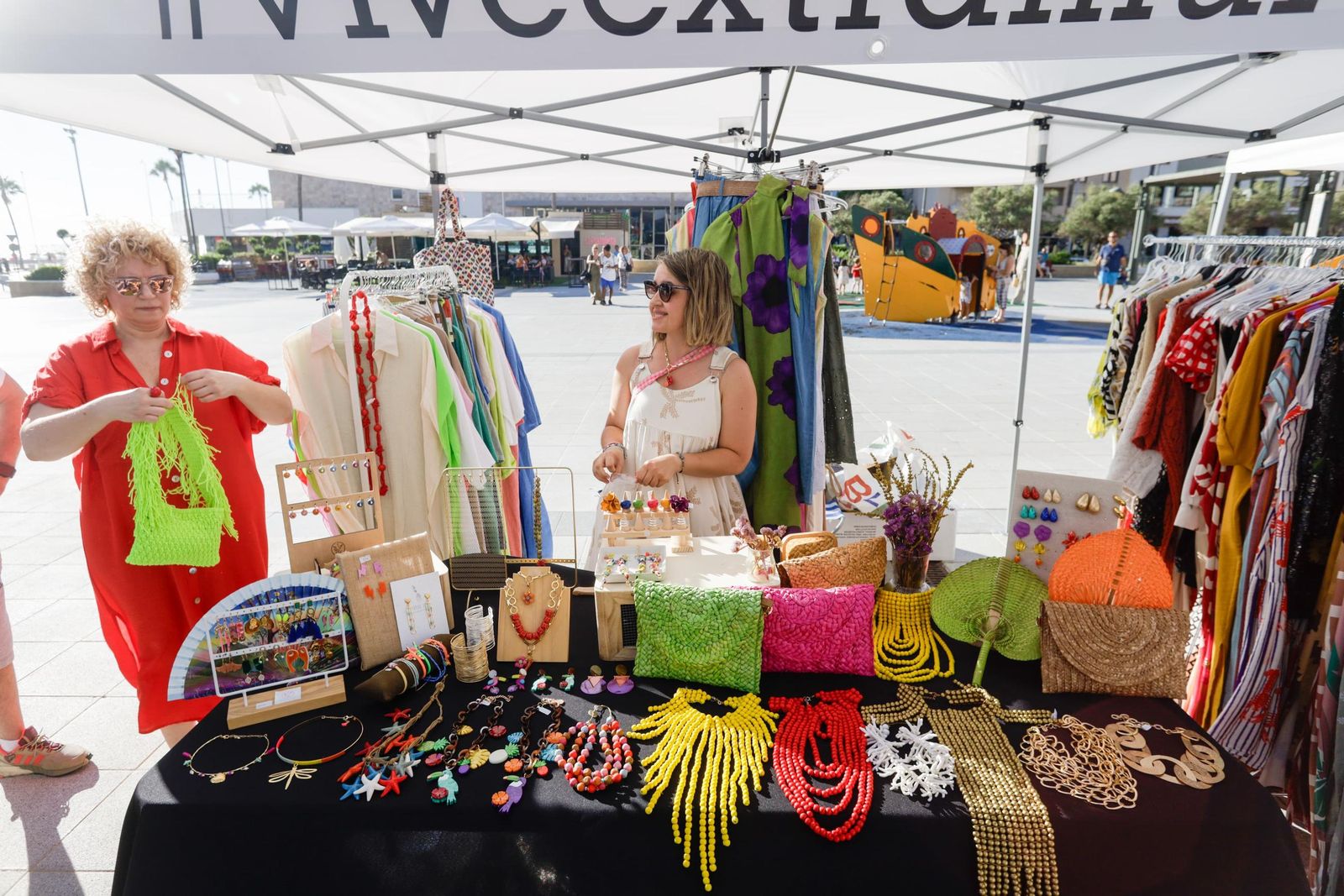 Las imágenes del mercadillo de la Noche Abierta del Comercio en Extramuros en Cádiz