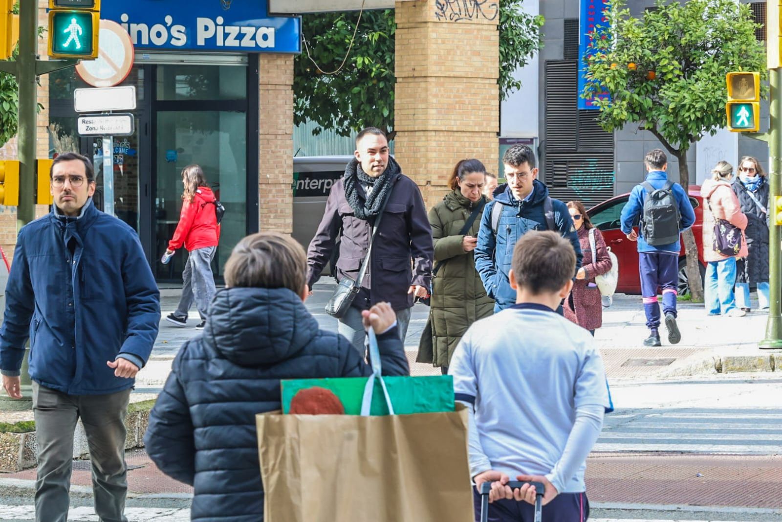 Ciudadanos caminan por la avenida Pablo Rada.