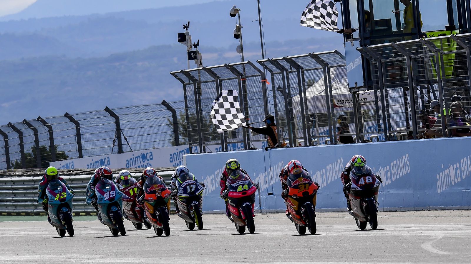 Banderazo de llegada con Adrián Hernández, Ortolá y Muñoz entrando 5º, 6º y 7º.