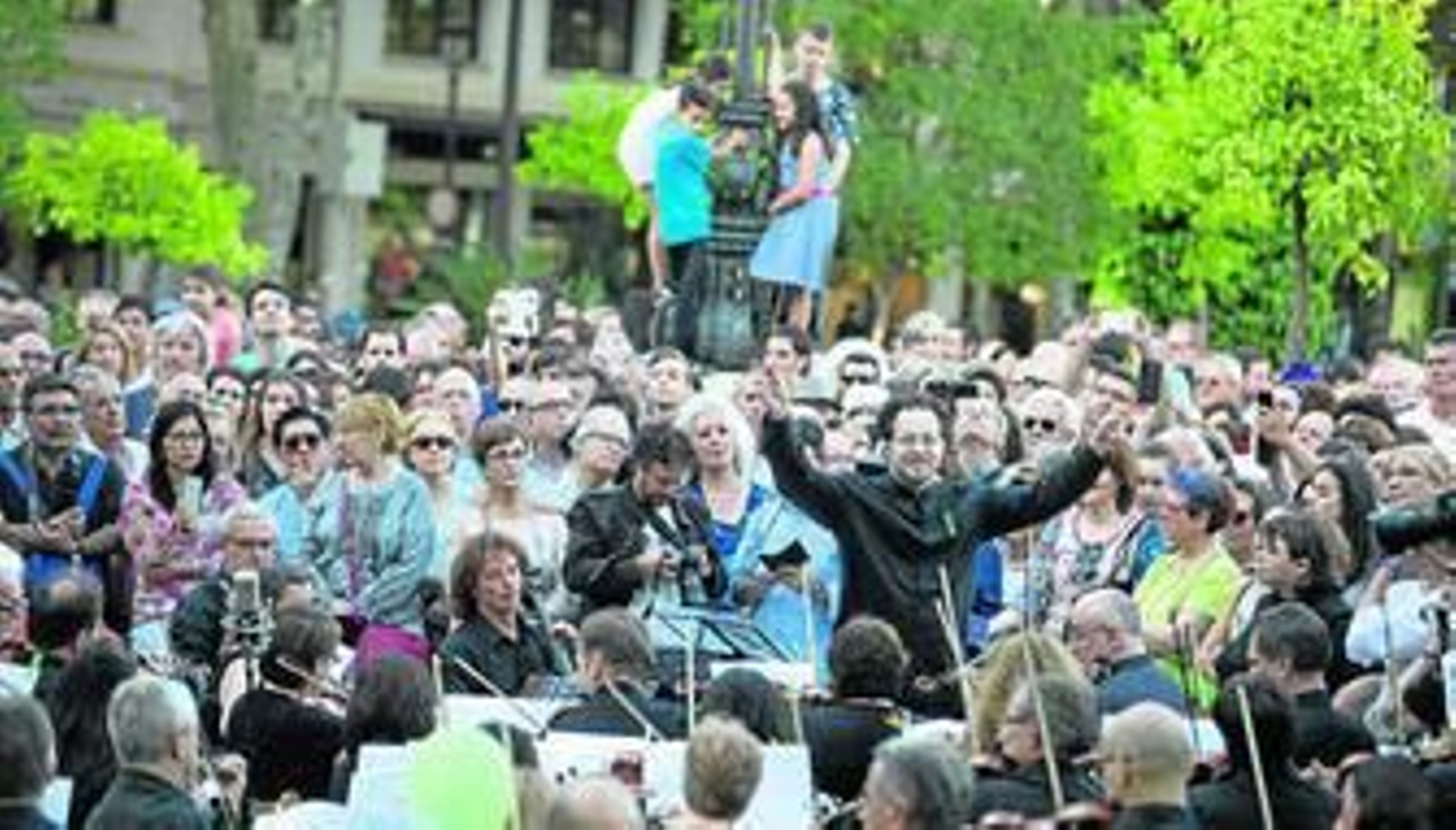 John Axelrod dirige a los músicos de la Sinfónica, la tarde de ayer en la Plaza Nueva.