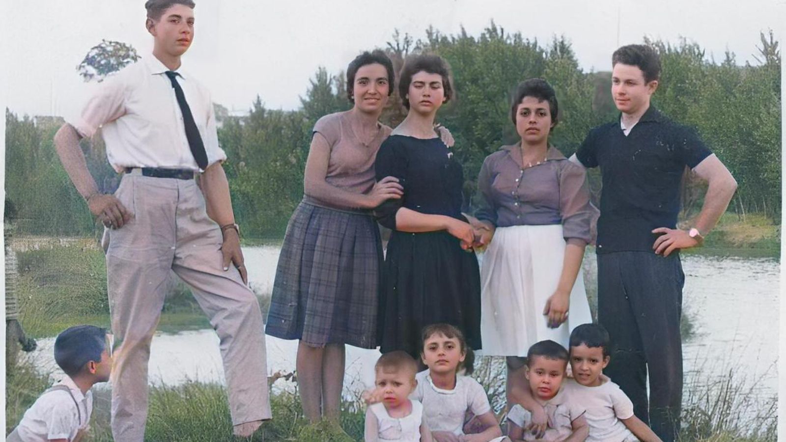 Gonzalo, a la derecha, junto a varios miembros de su familia.