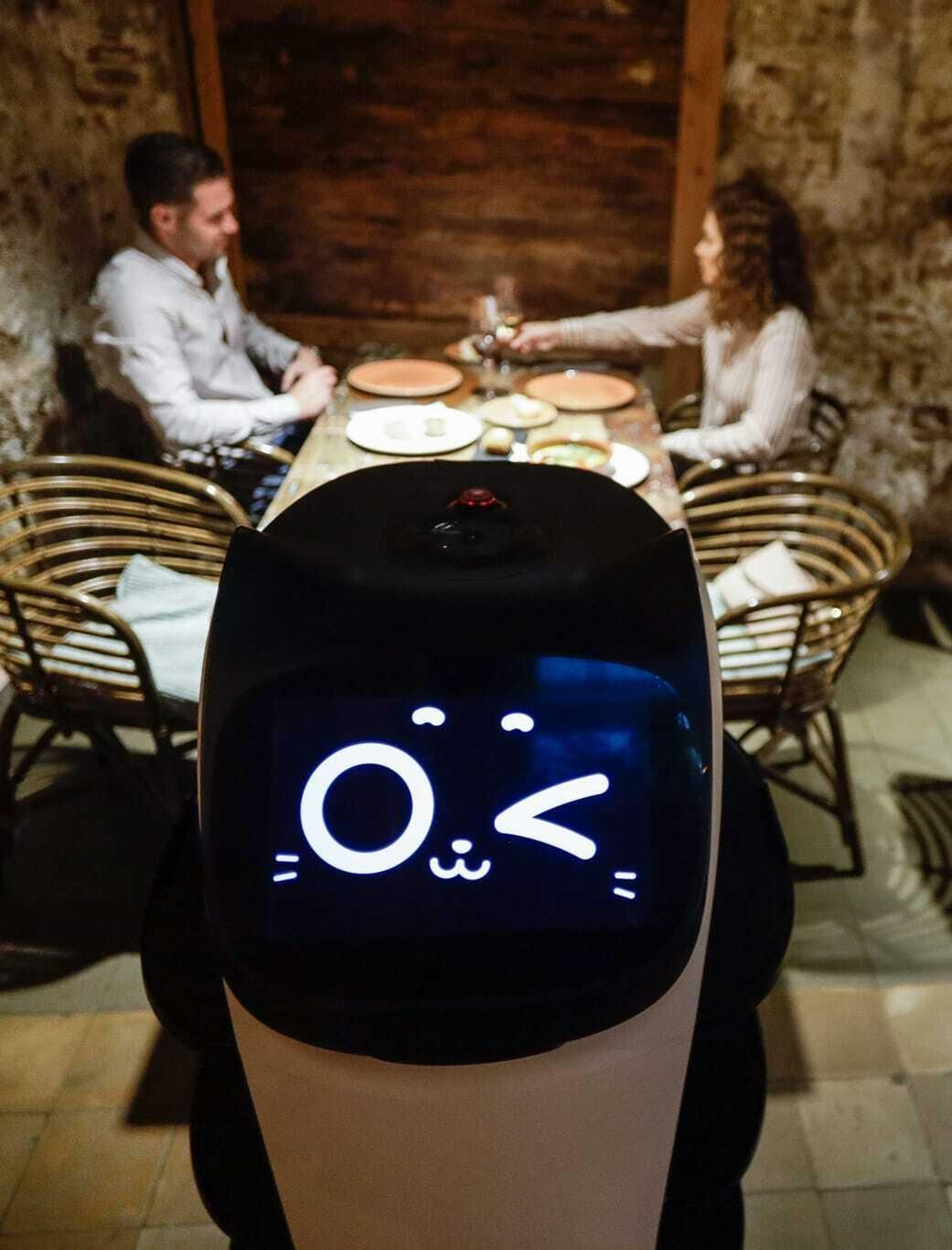 Así es el primer camarero robot de Cádiz