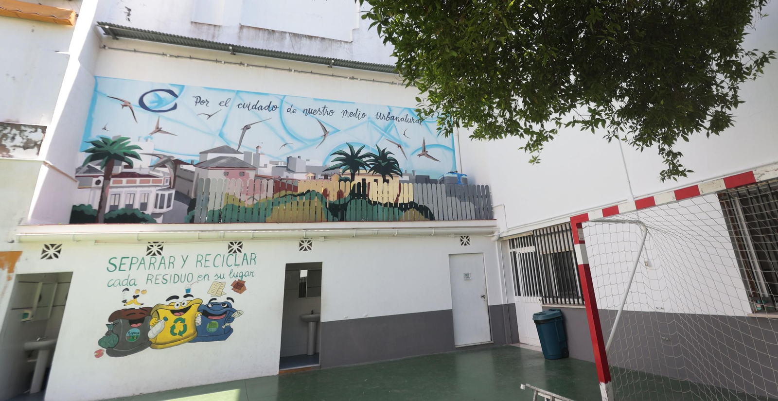 Mural del patio del colegio con una vista del centro desde Las Angustias con vencejos volando.