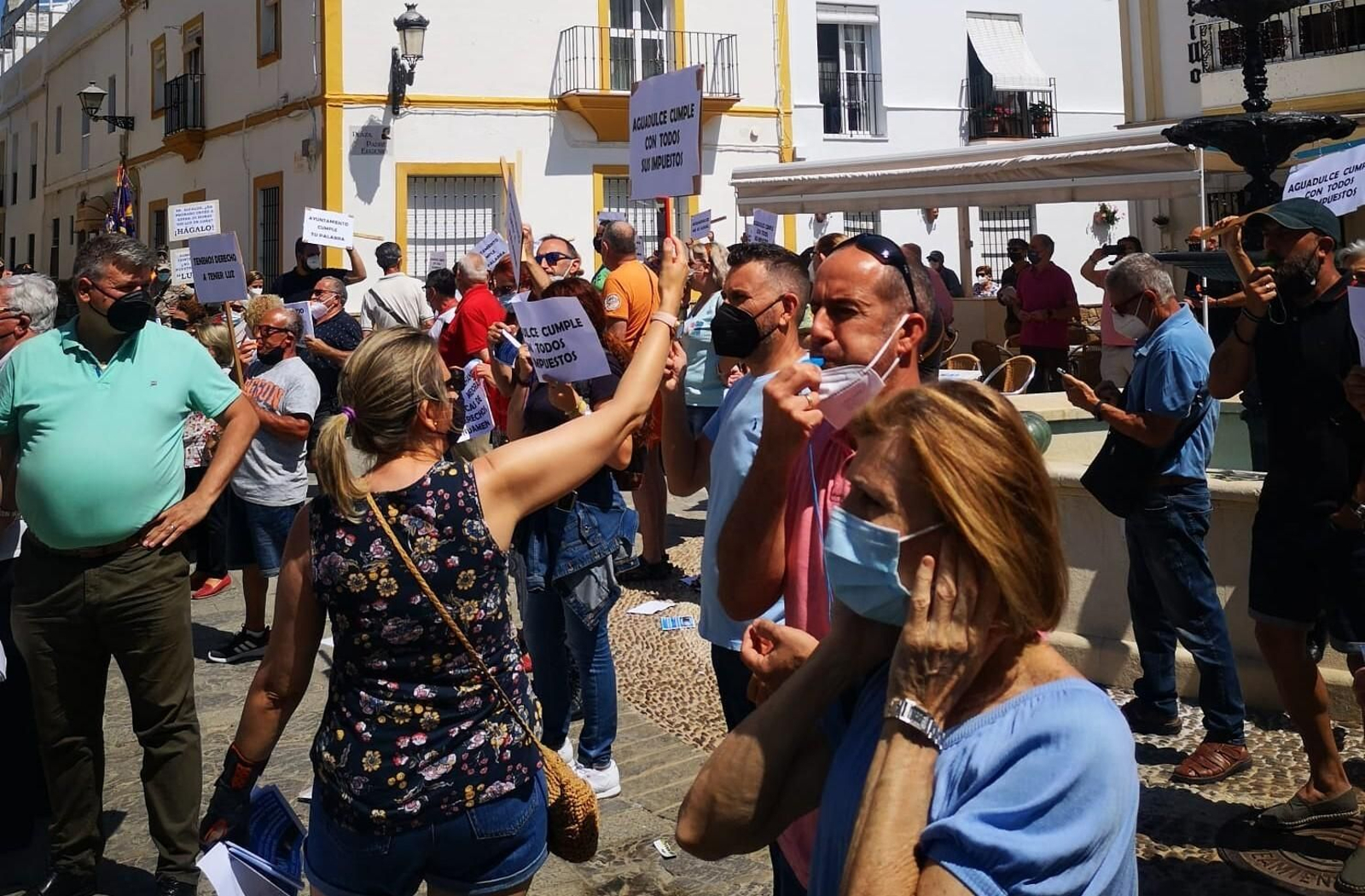 Una instantánea de la concentración celebrada este viernes por la asociación vecinal de Aguadulce junto al Ayuntamiento.