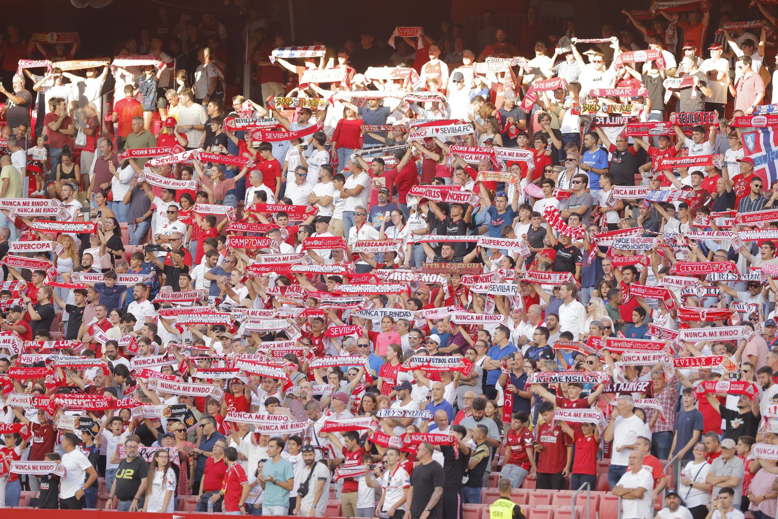 Búscate en las fotos del Sevilla-Almería