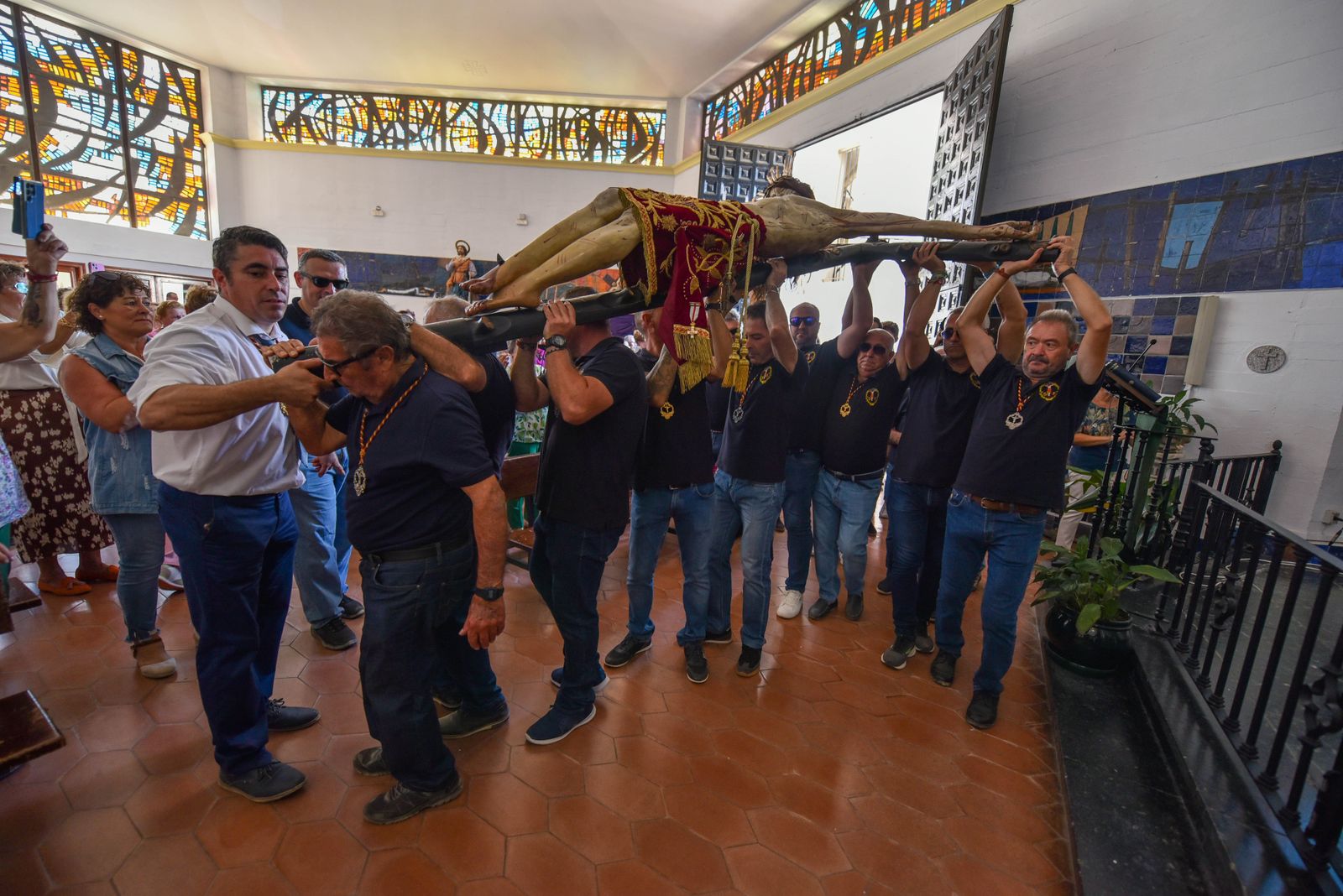 La procesión del Cristo de la Almoraima, en imágenes