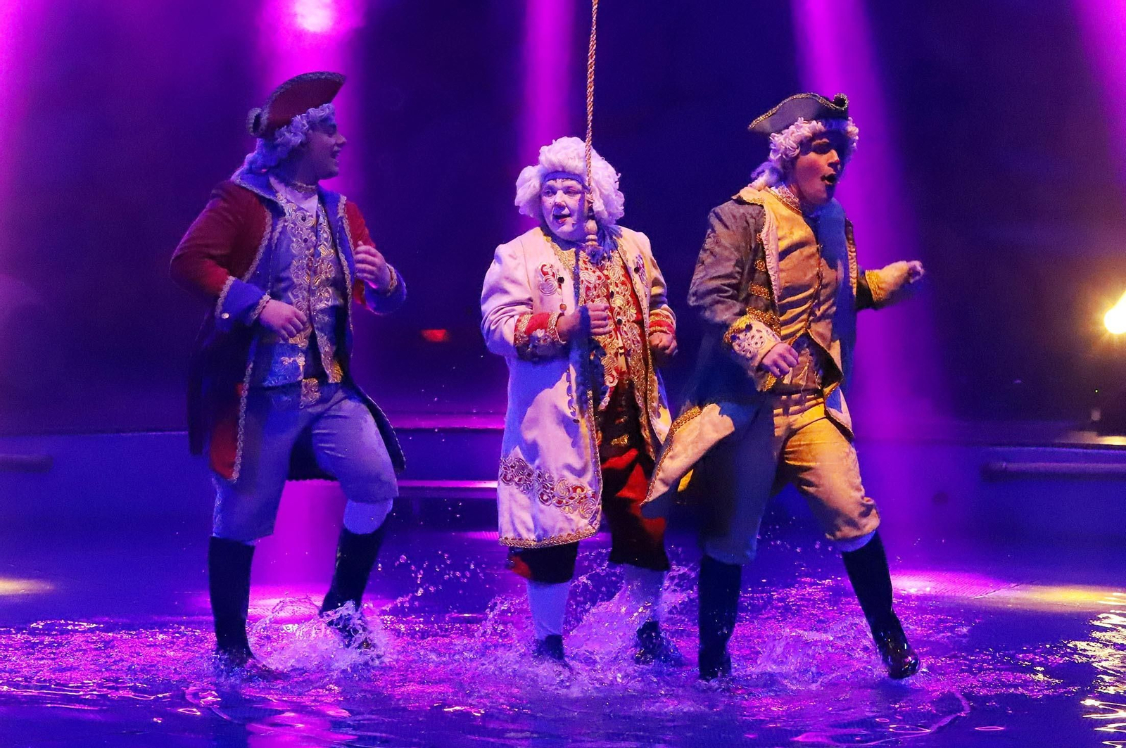 El Circo Alegría muestra su espectáculo sobre el agua, en imágenes