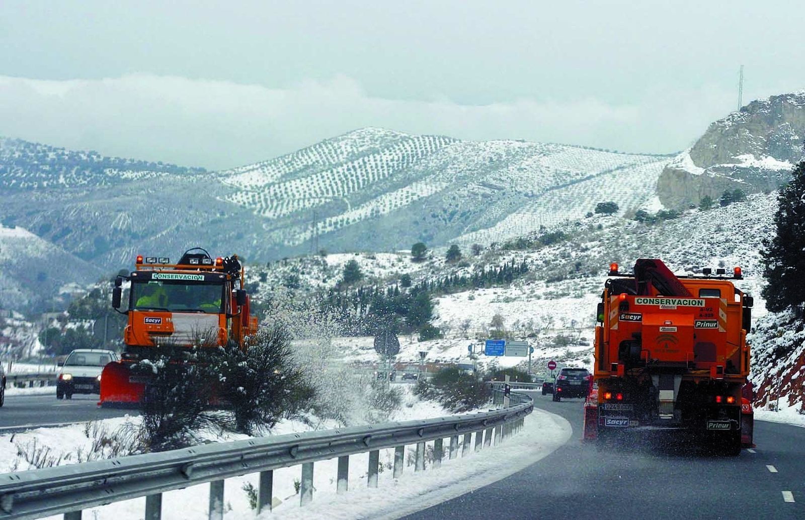 Dos máquinasa quitanieves trabajando en el Puerto de la Mora, uno de los puntos más problemáticos de la red nacional de carreteras.