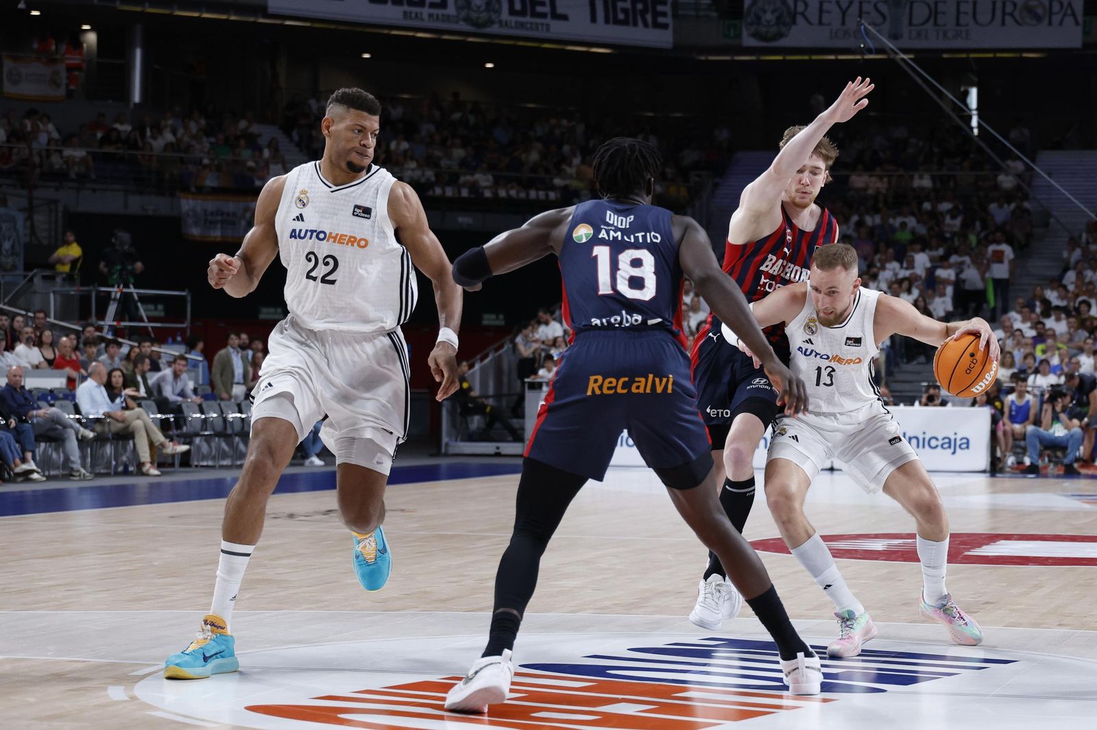El Real Madrid sufre pero gana al Baskonia (82-76)