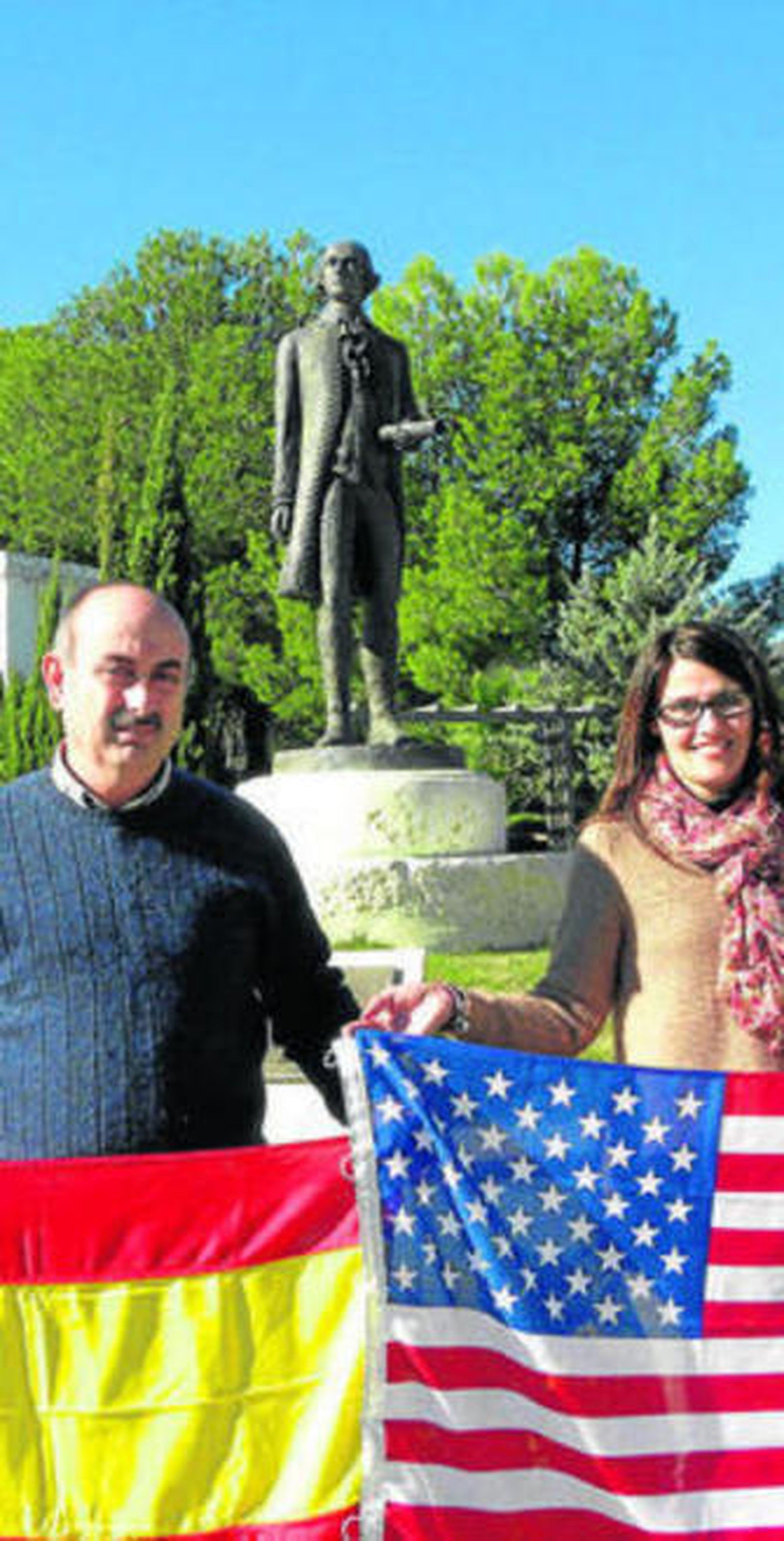 El alcalde de Macharaviaya junto a una vecina ante la estatua de De Gálvez.