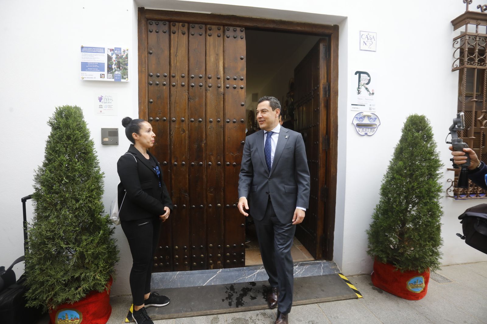 La visita de Juanma Moreno a los Patios de Córdoba, en imágenes.