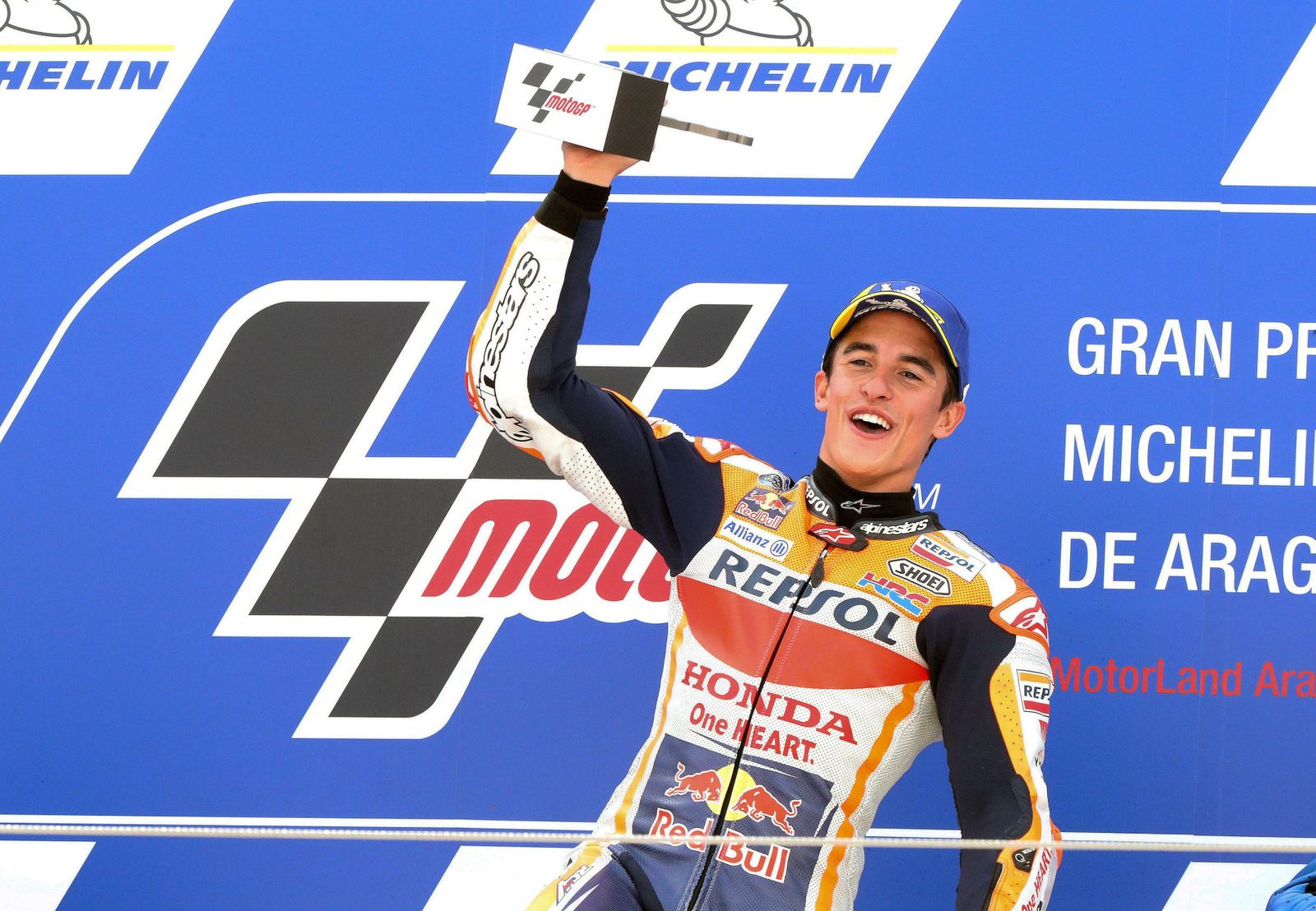 Márquez celebra el triunfo en el podio.