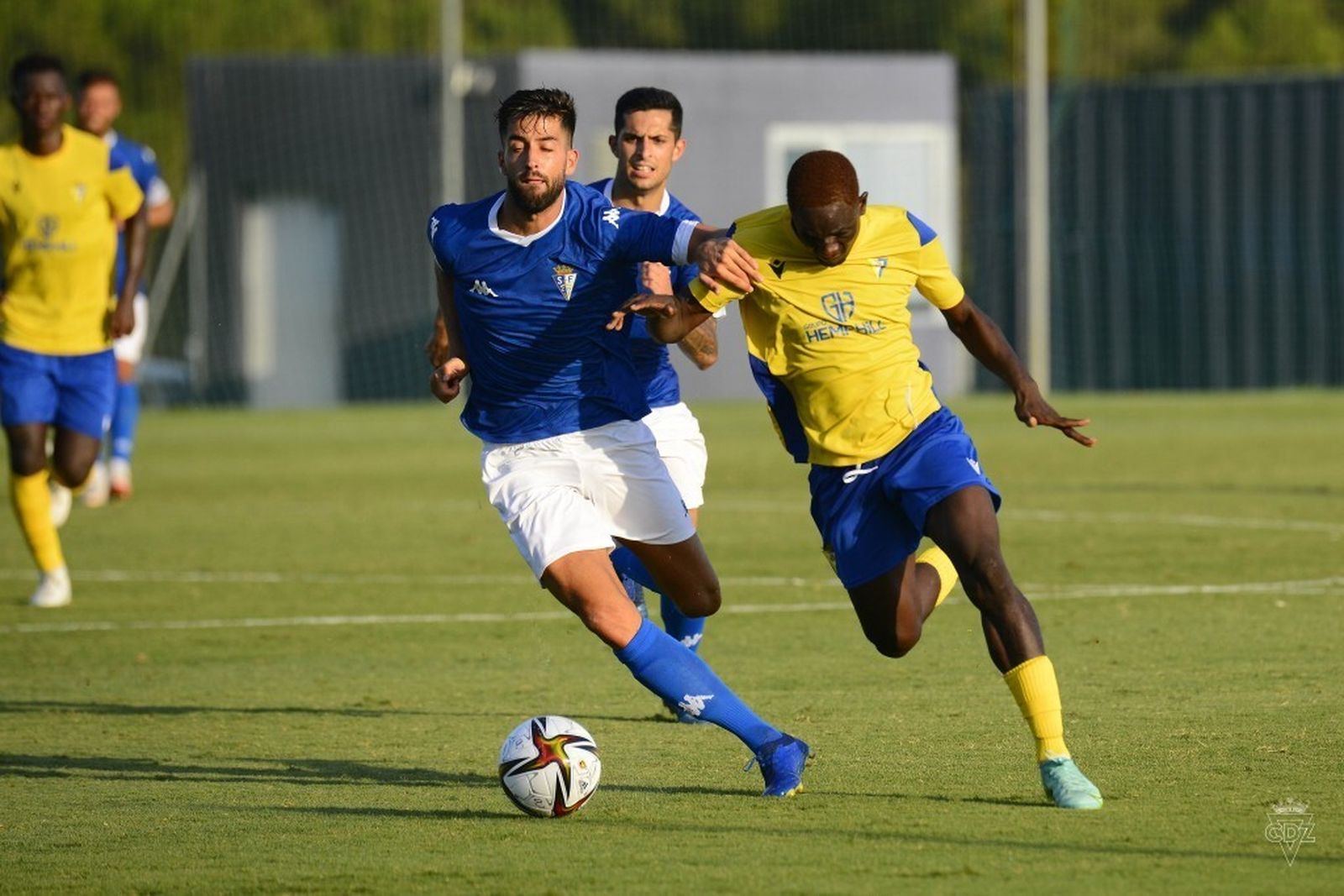 Un lance del partido entre el Cádiz B y el San Fernando.
