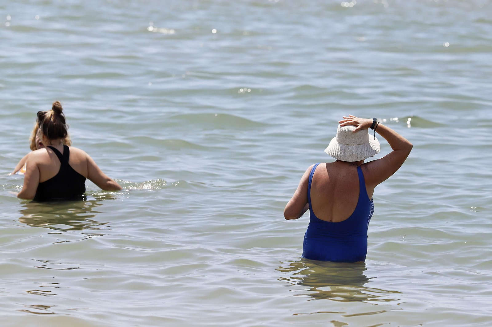 Las imágenes de la jornada de domingo en las playas de Huelva