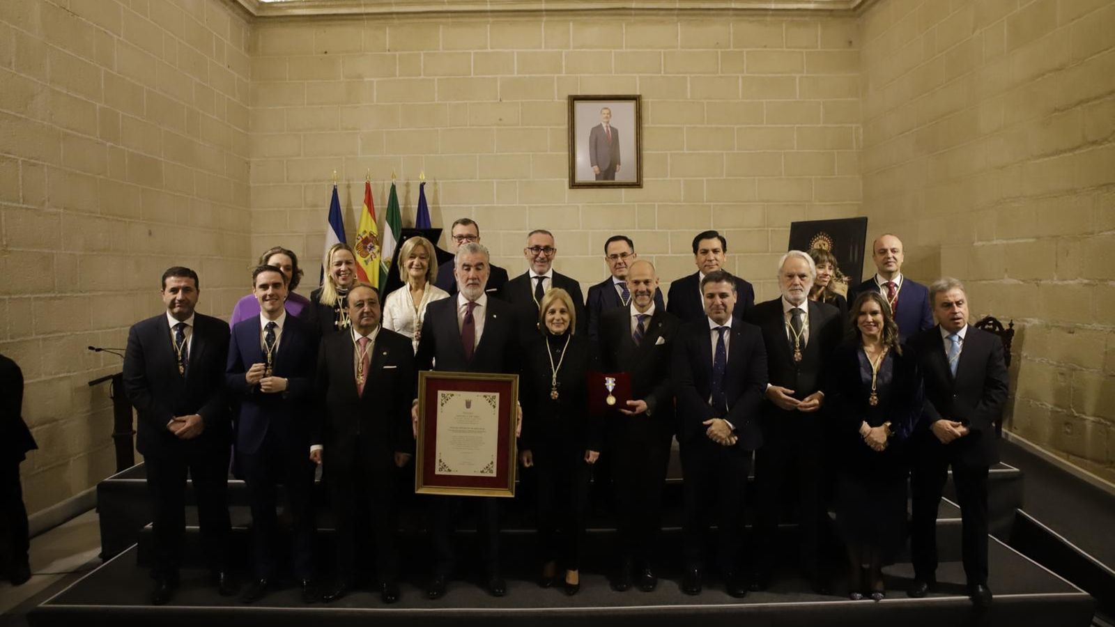 La corporación municipal junto a representantes de la Hermandad tras la entrega de la Medalla de Oro de Jerez a la Virgen de las Angustias.