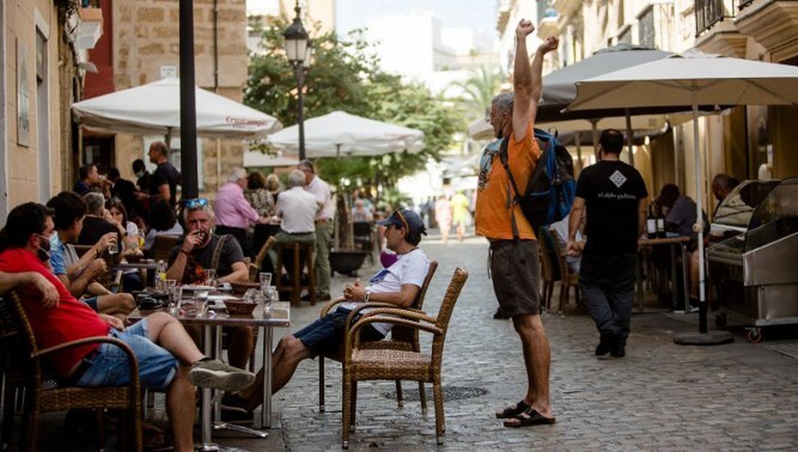 Turistas en la calle Plocia.