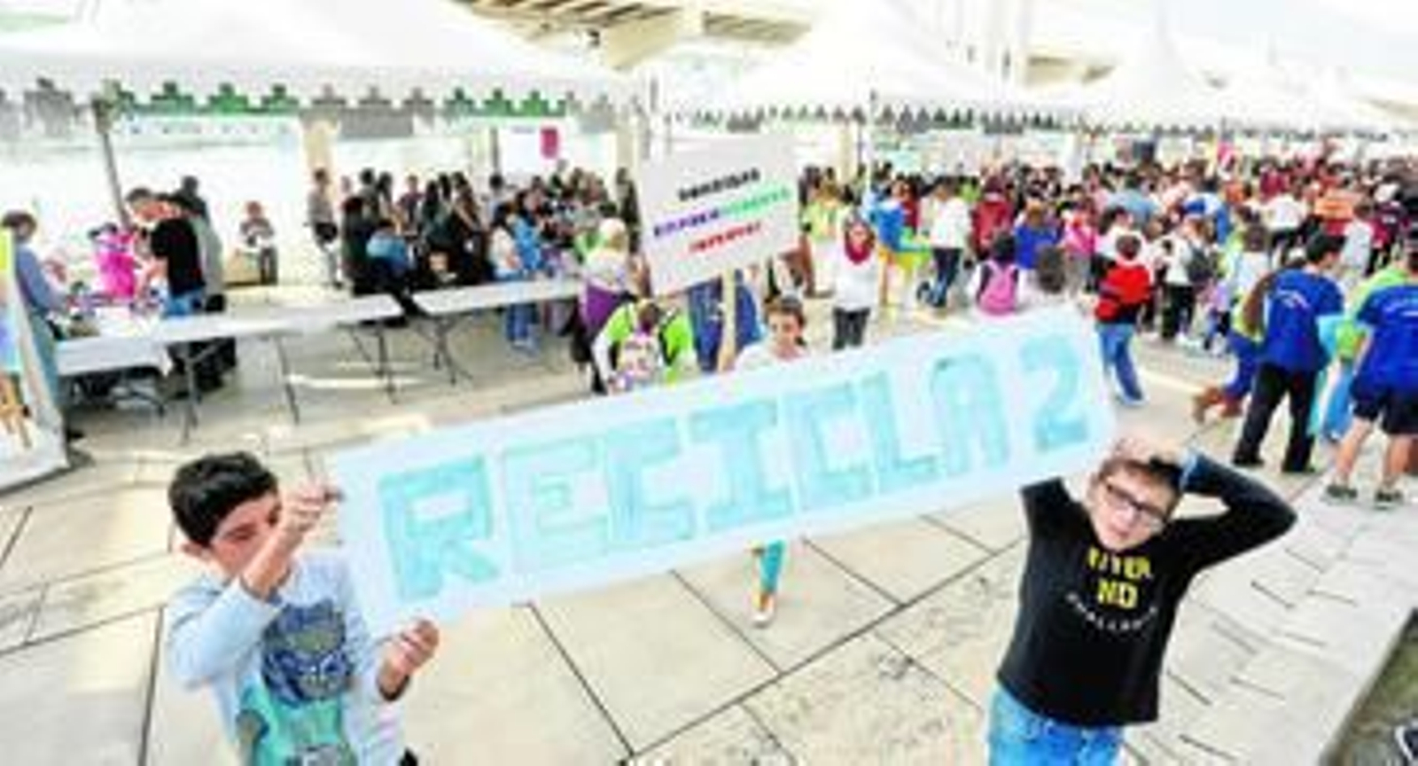Más de 1.600 escolares participaron ayer en la feria del proyecto Miniempresa Educativa, en el Palmeral.