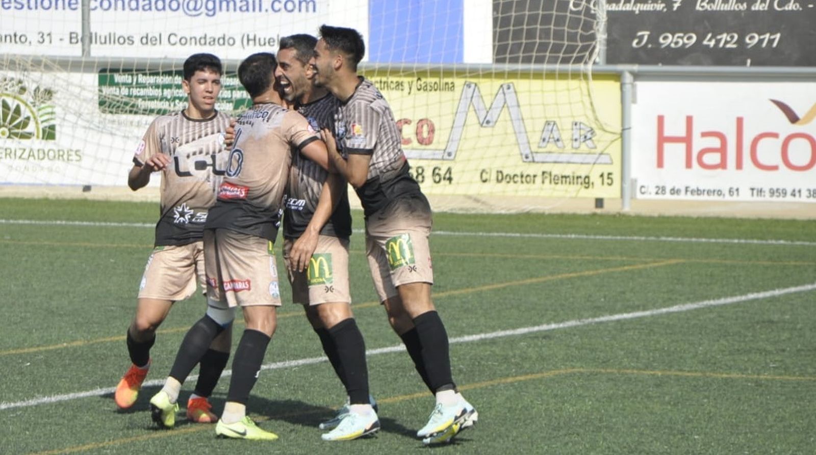 Los jugadores del Ciudad de Lucena celebran un tanto.