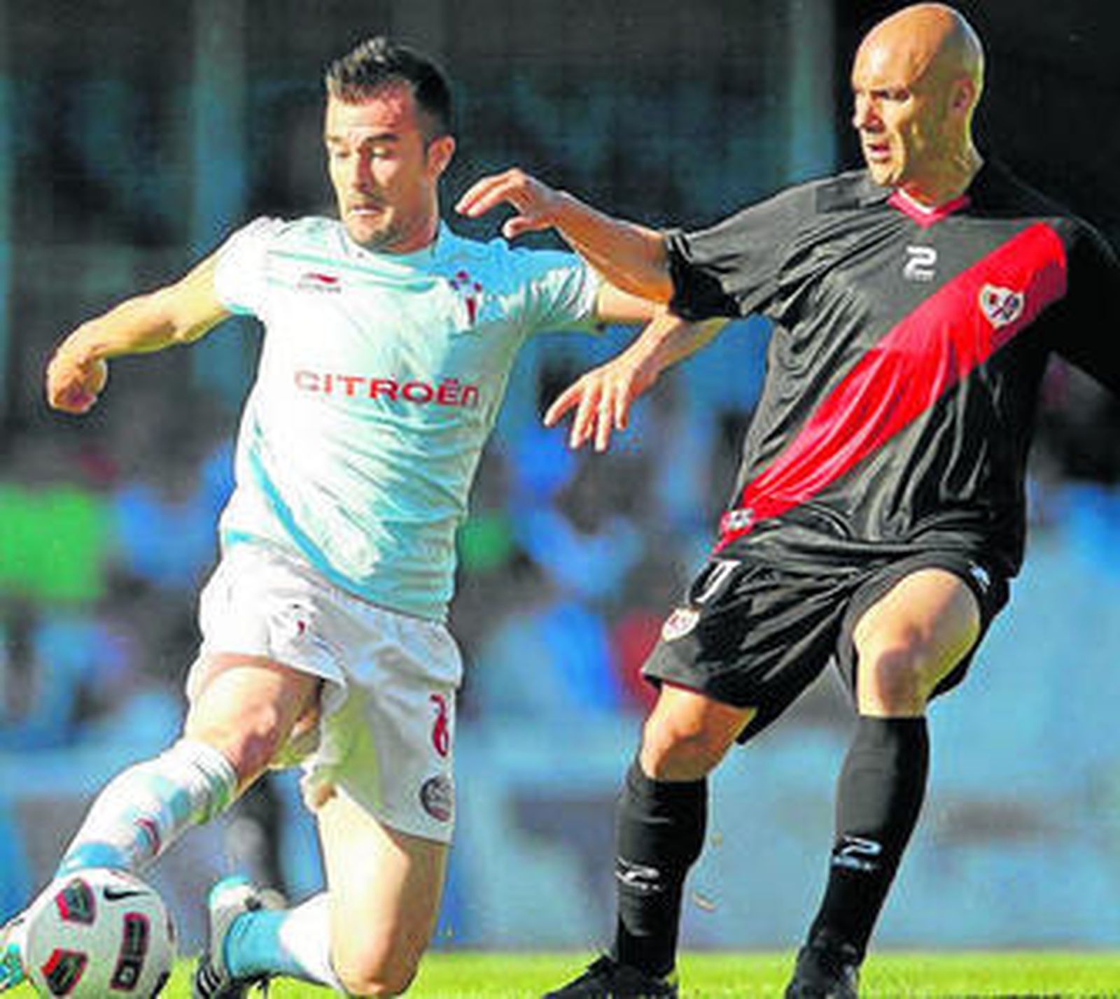 López Garai y Movilla pugnan por un balón.