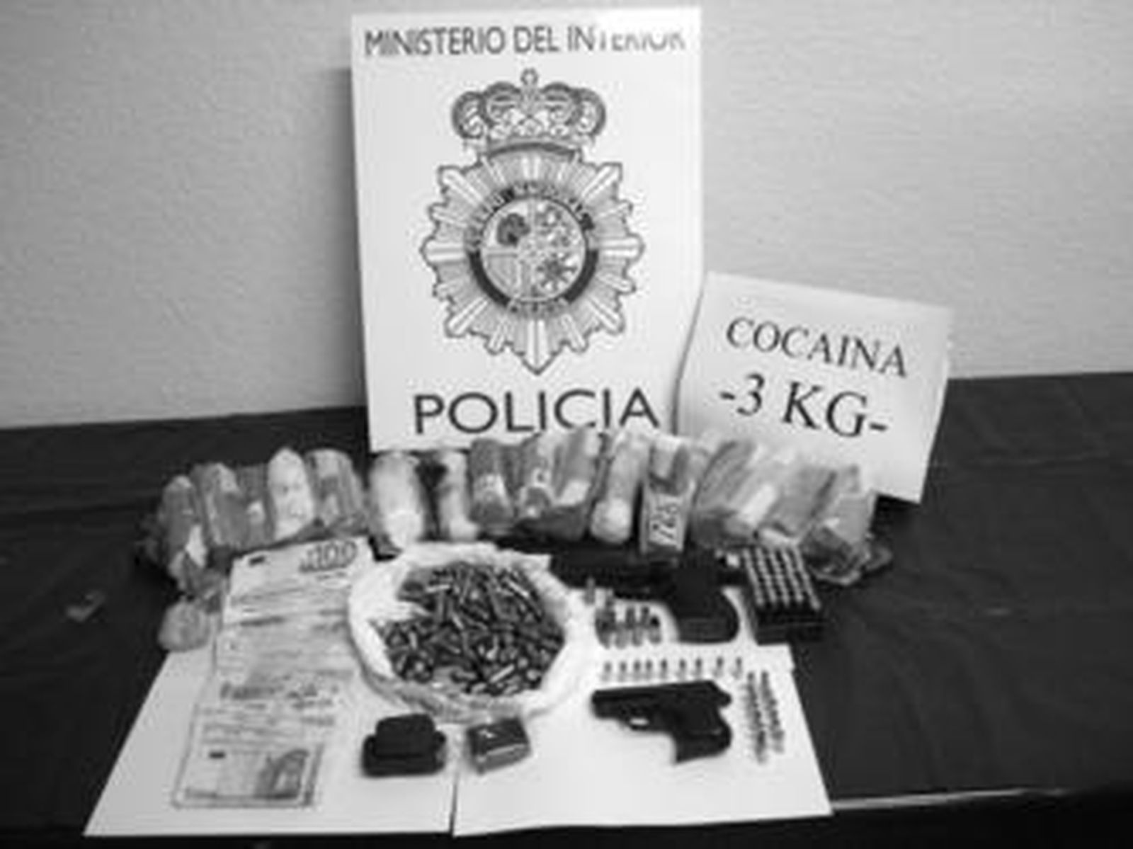 Imagen de la droga, armas y efectos intervenidos a los detenidos en la operación policial.