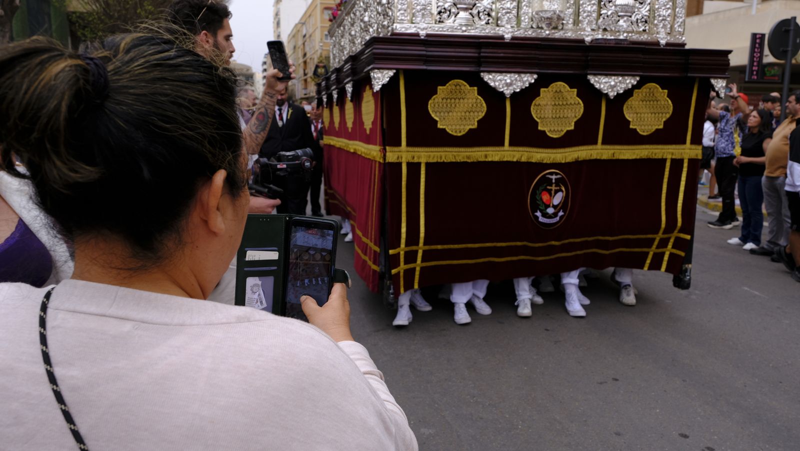 La Borriquita procesiona por las calles de Almería, en imágenes