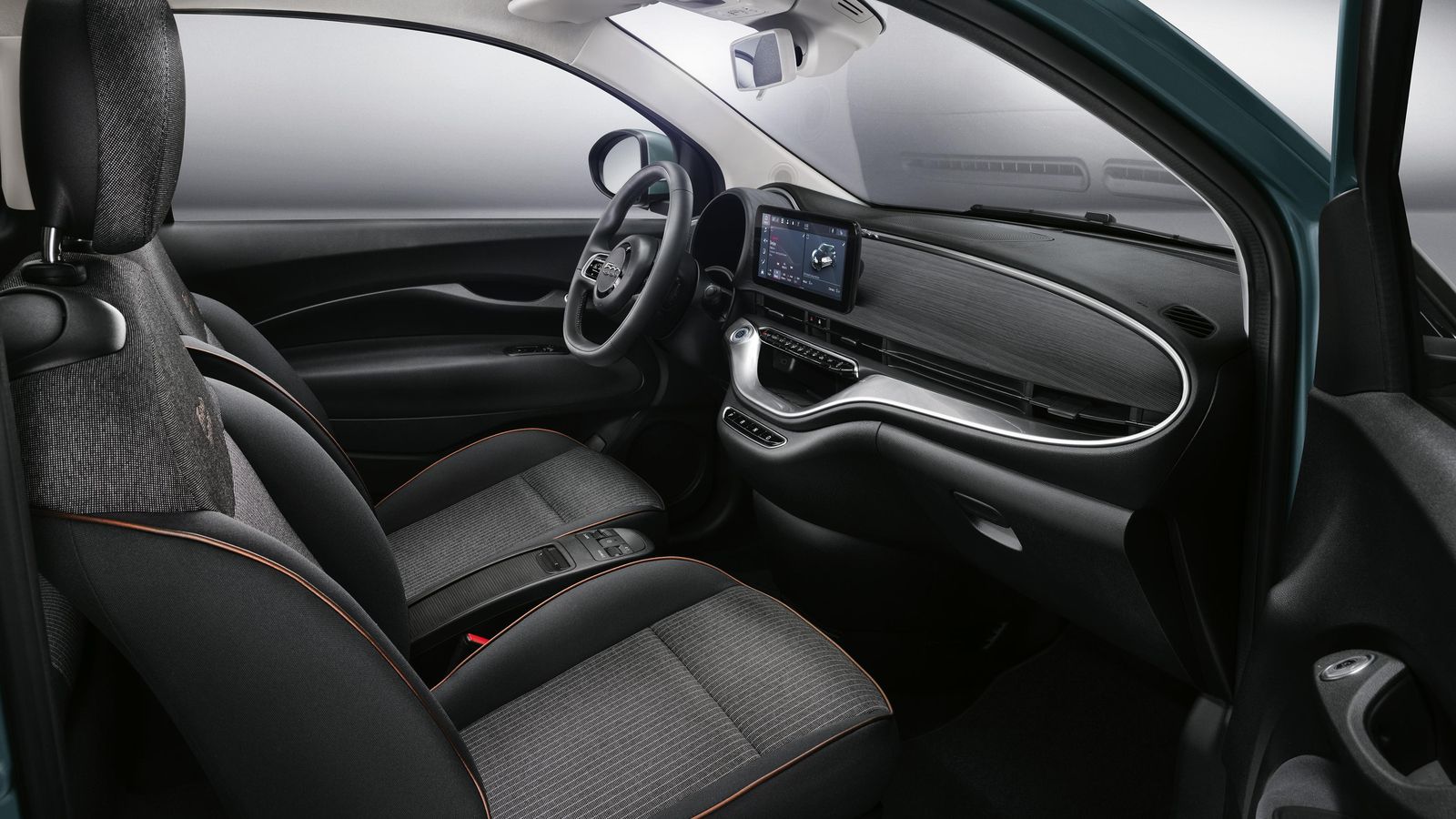 Los asientos son confortables, aunque si vamos a ir conduciendo retrasados -generalmente, lo que ocurre con conductores altos- podemos encontrarnos con que el apoyacodos central quedará cerca de nuestro codo derecho.